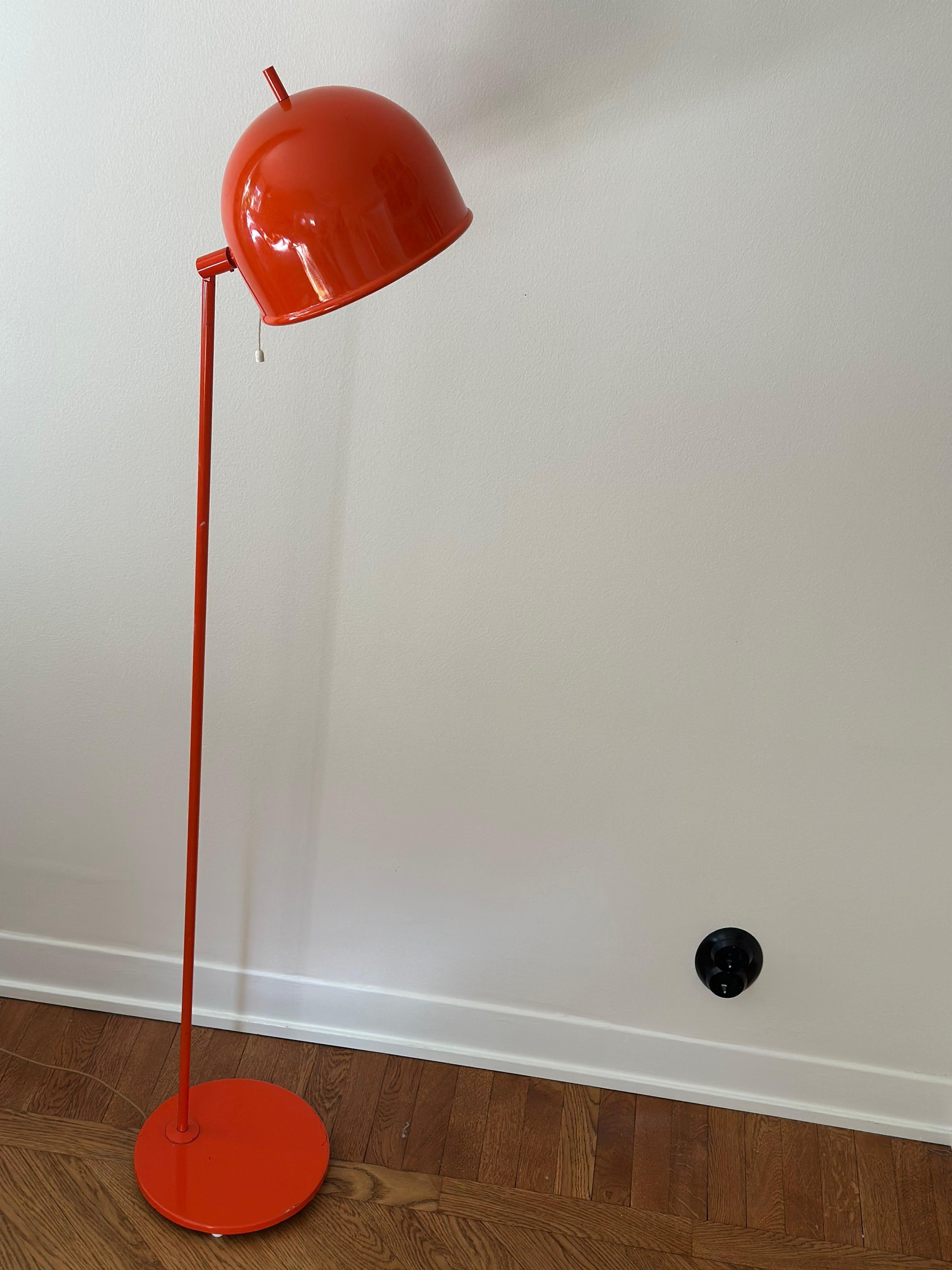Schwedische moderne orangefarbene Stehlampe G-075 von Bergboms, 1960er Jahre. (Mitte des 20. Jahrhunderts) im Angebot