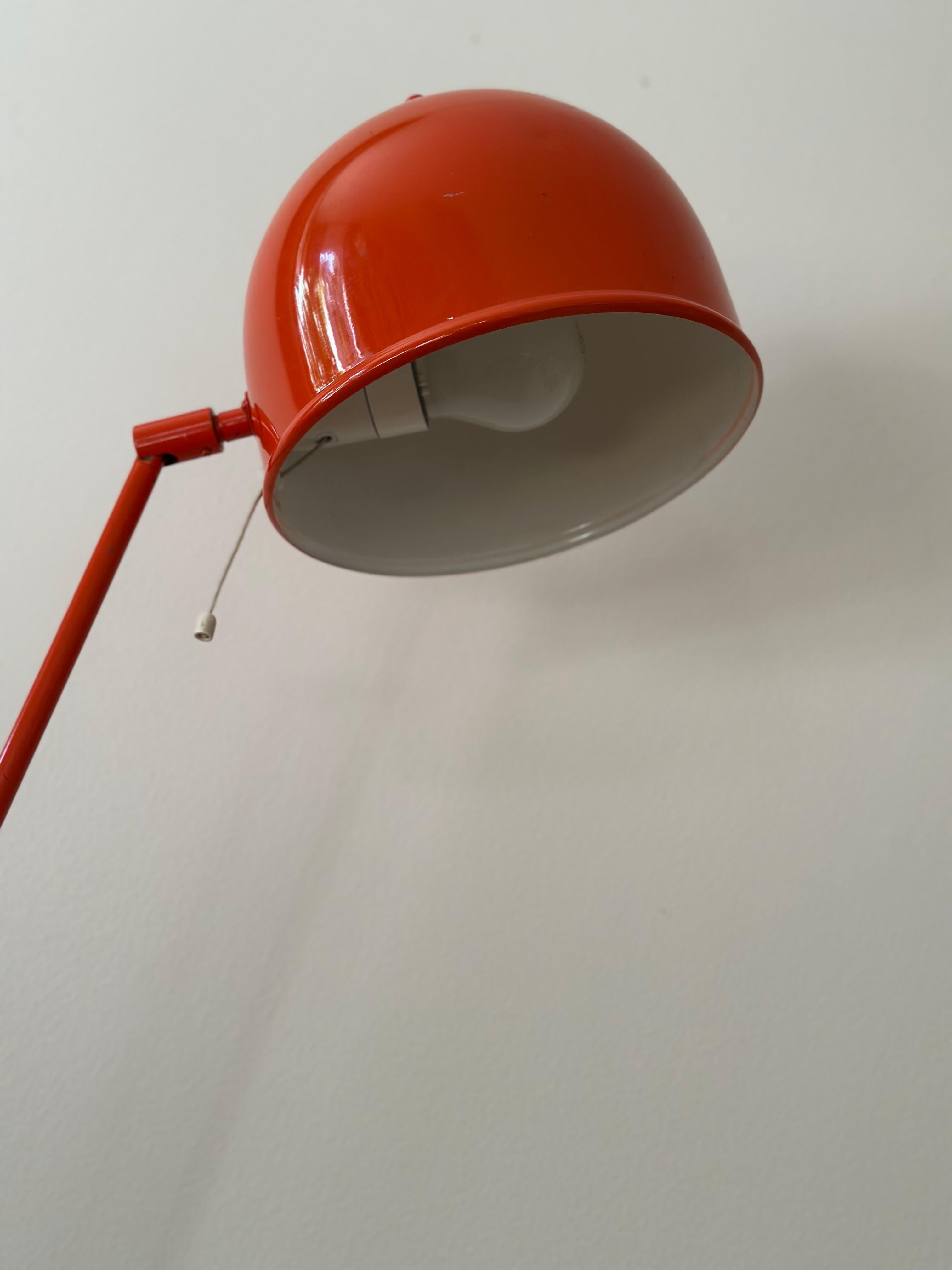 Schwedische moderne orangefarbene Stehlampe G-075 von Bergboms, 1960er Jahre. (Messing) im Angebot