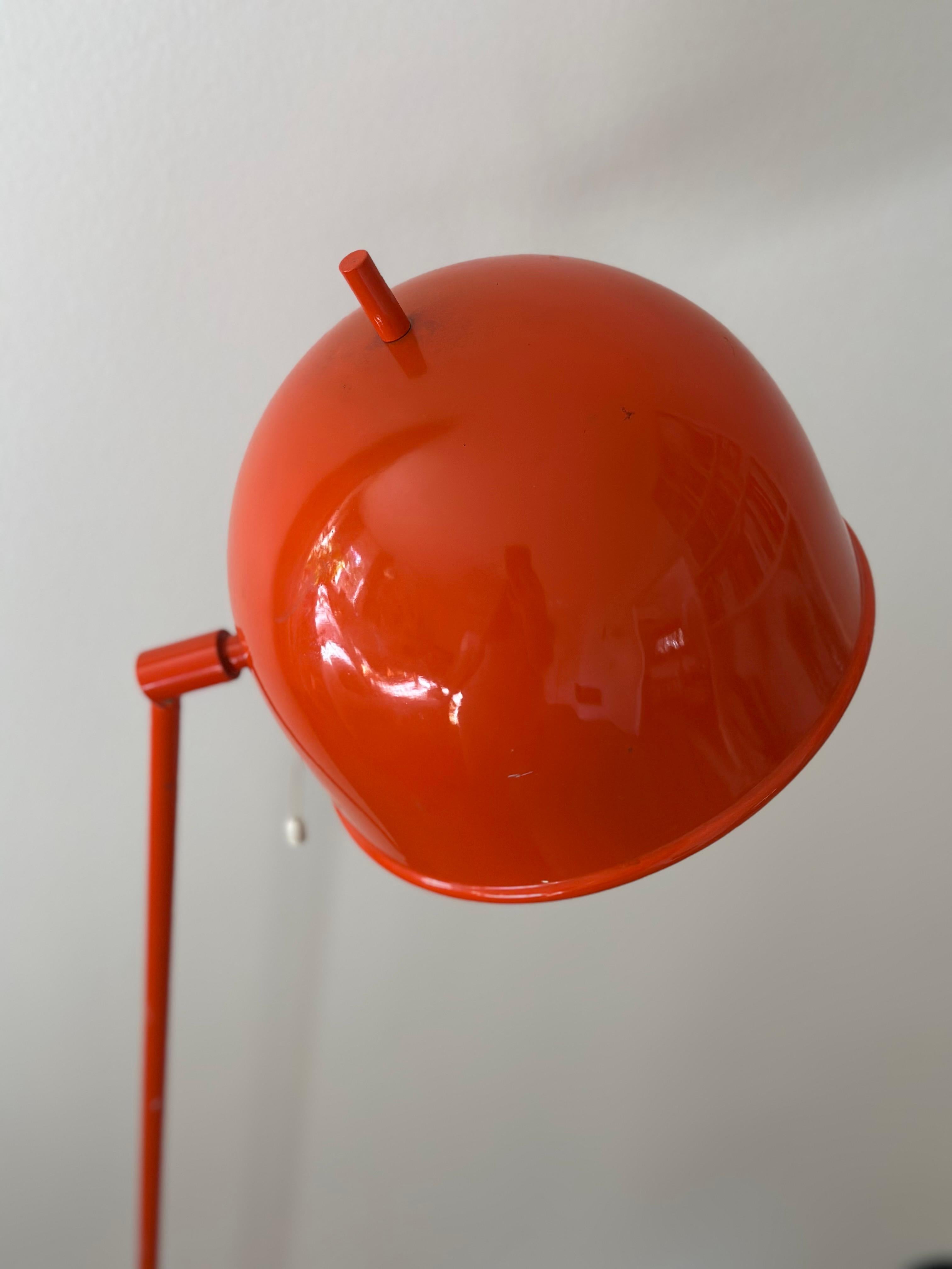 Schwedische moderne orangefarbene Stehlampe G-075 von Bergboms, 1960er Jahre. im Angebot 1