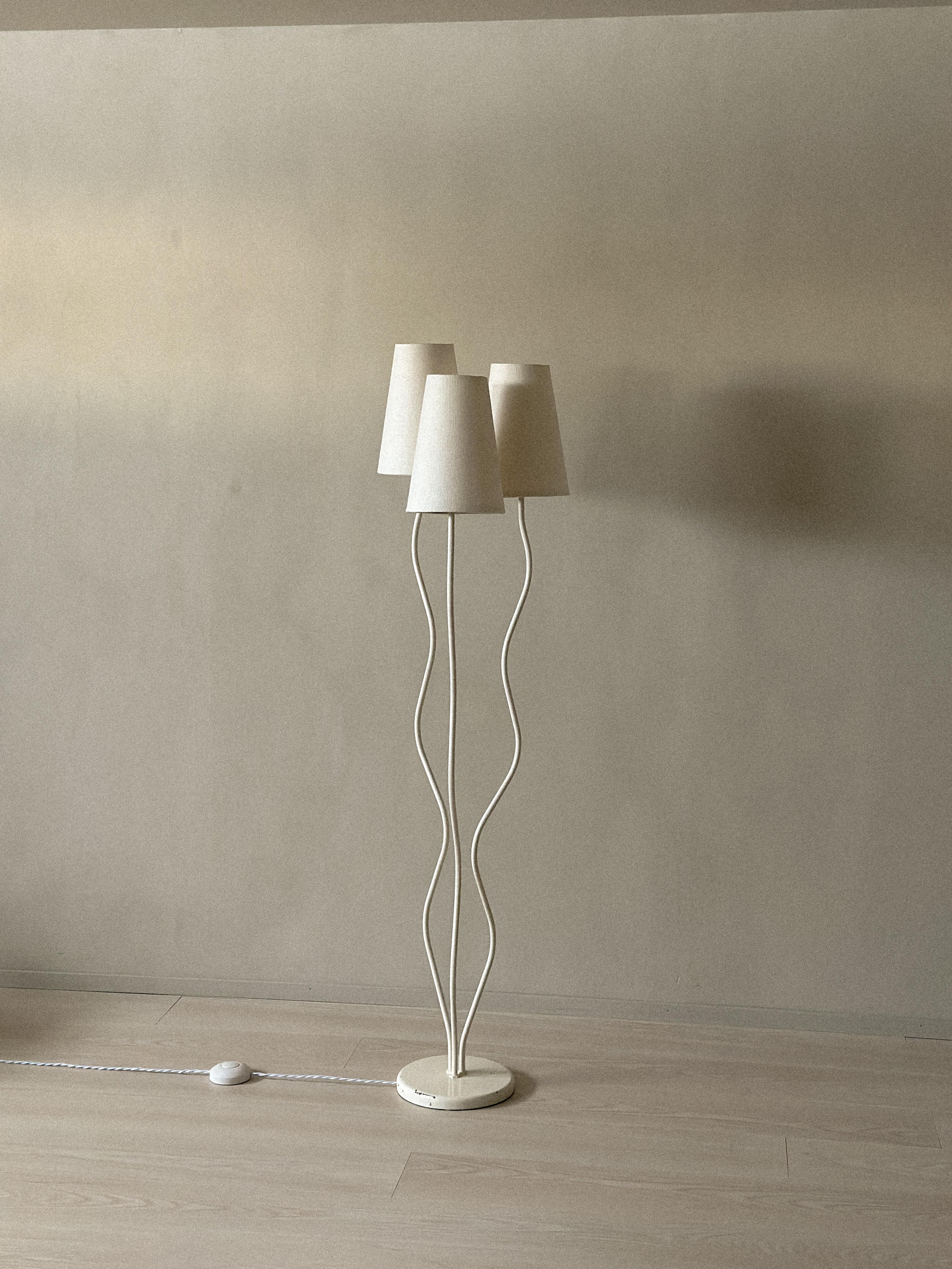 Swedish Modern Organic Floor Lamp, Metal and Linen, Sweden c. 1950s In Good Condition In Hønefoss, 30