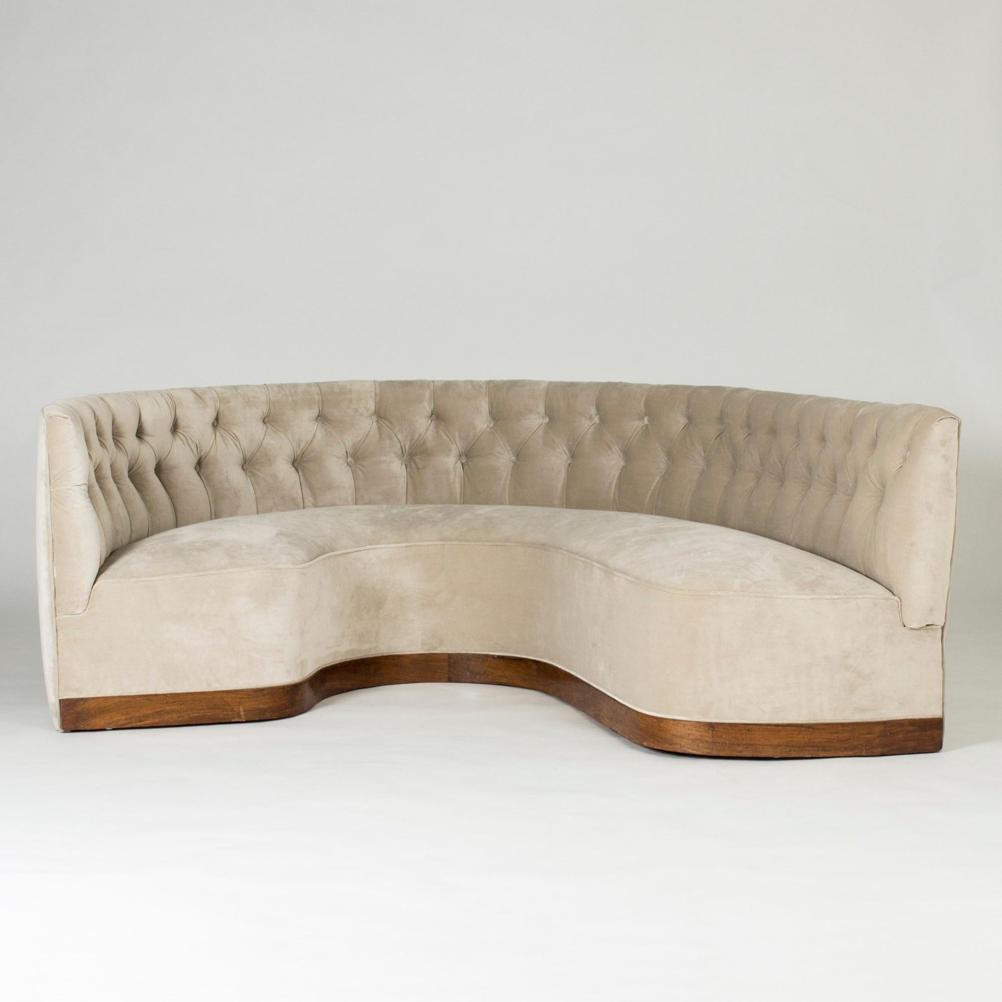 Élégant canapé suédois moderne surdimensionné, en forme de U, légèrement plus court à une extrémité. Le placage d'acajou entoure les côtés et l'intérieur. Tapissé d'un magnifique velours couleur coquille d'huître.
 