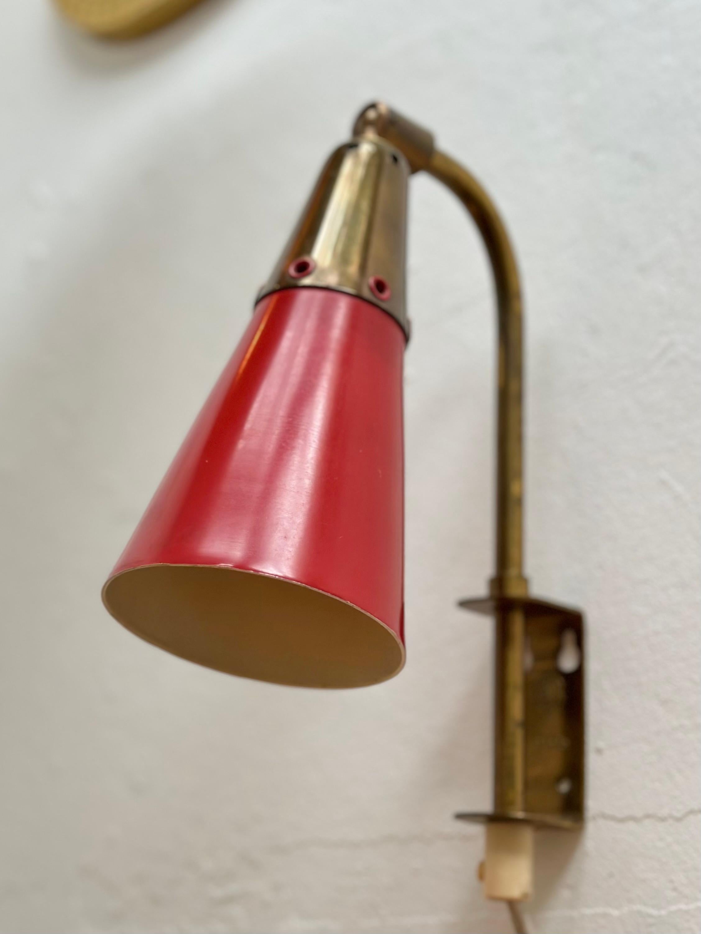 Swedish Modern Pair of Red Lacquer and Brass Wall Lights by Upsala Armaturfabrik For Sale 3