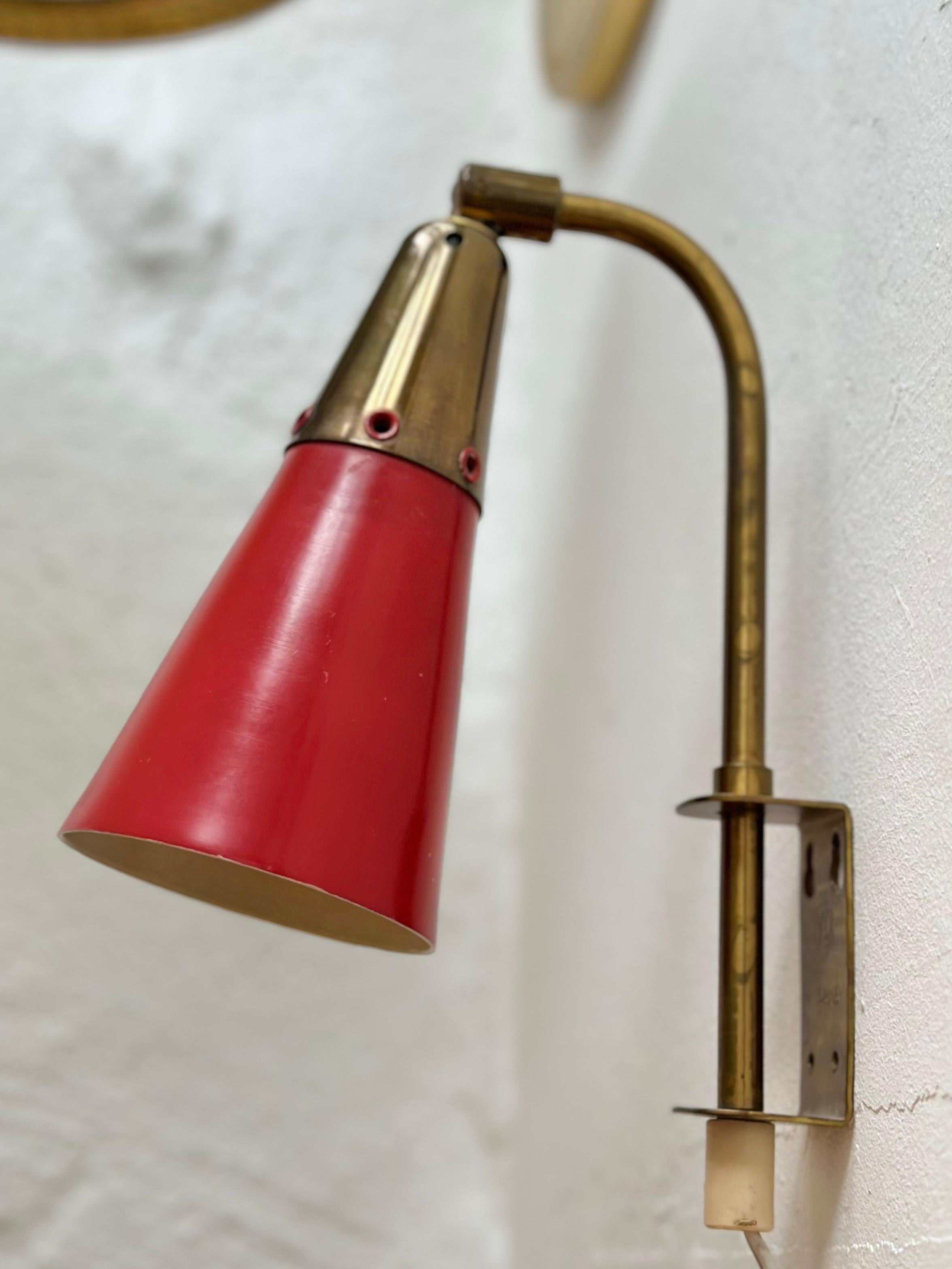 Swedish Modern Pair of Red Lacquer and Brass Wall Lights by Upsala Armaturfabrik For Sale 4