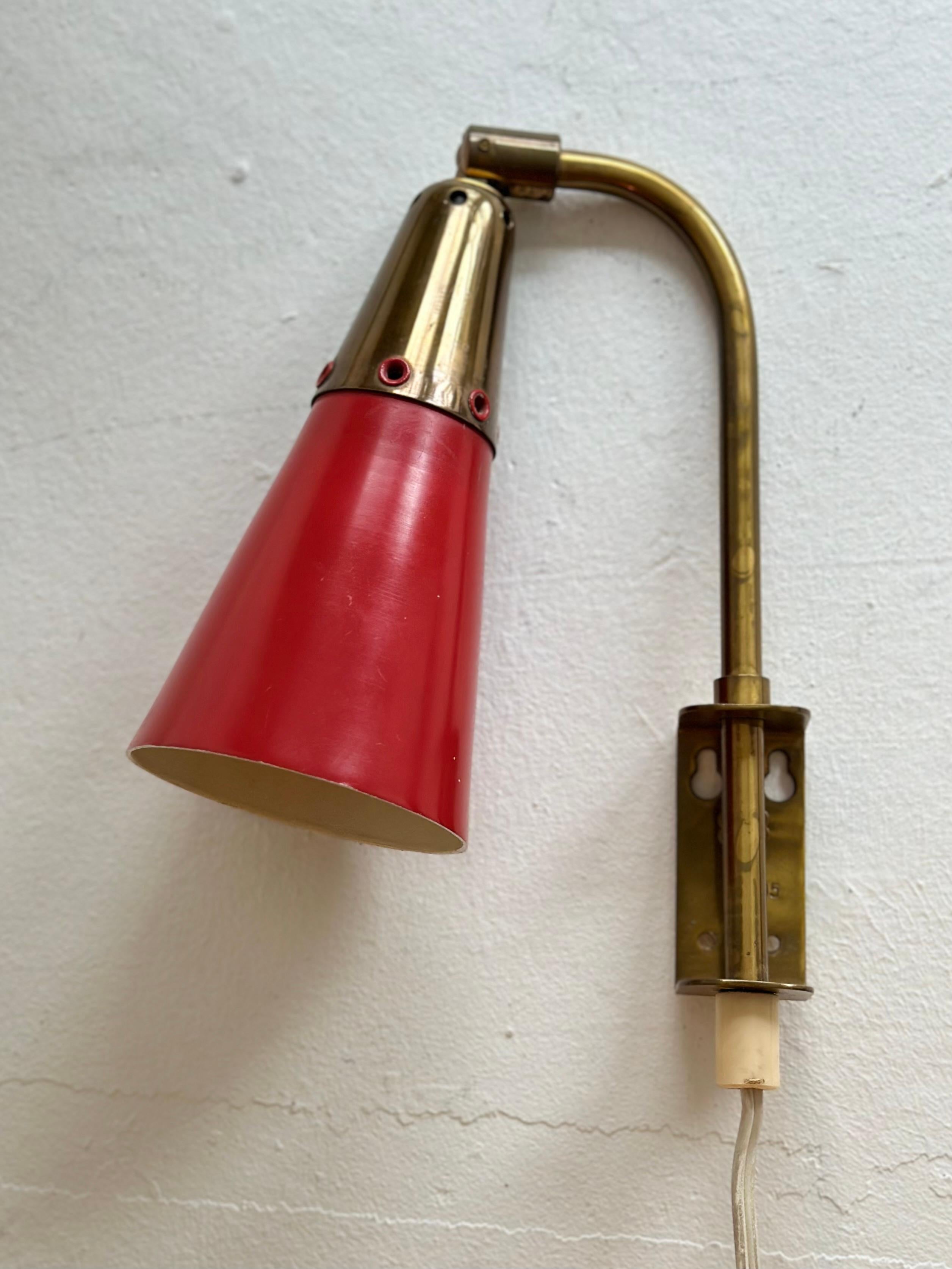 Swedish Modern Pair of Red Lacquer and Brass Wall Lights by Upsala Armaturfabrik For Sale 5