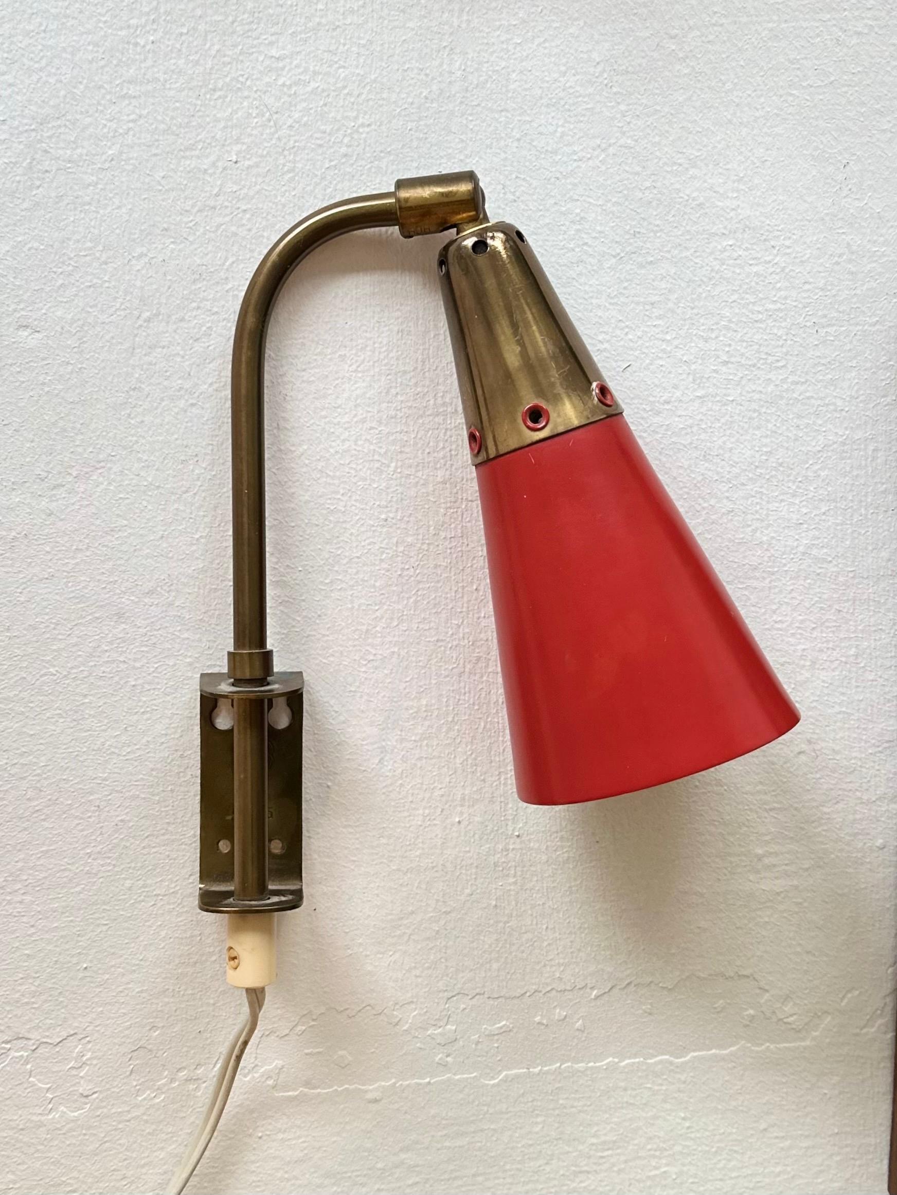 Swedish Modern Pair of Red Lacquer and Brass Wall Lights by Upsala Armaturfabrik For Sale 7