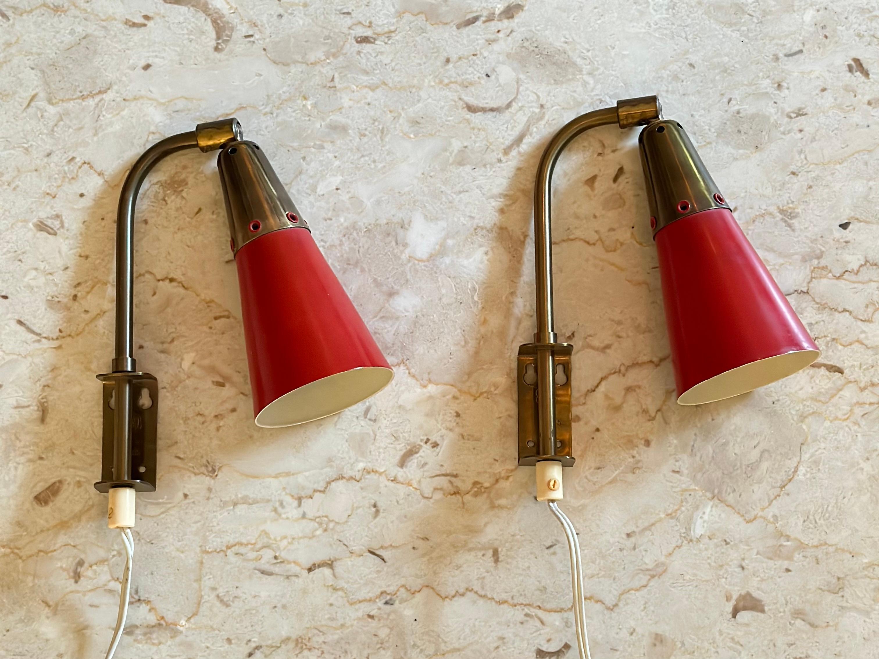 Swedish Modern Pair of Red Lacquer and Brass Wall Lights by Upsala Armaturfabrik In Good Condition For Sale In Bromma, Stockholms län
