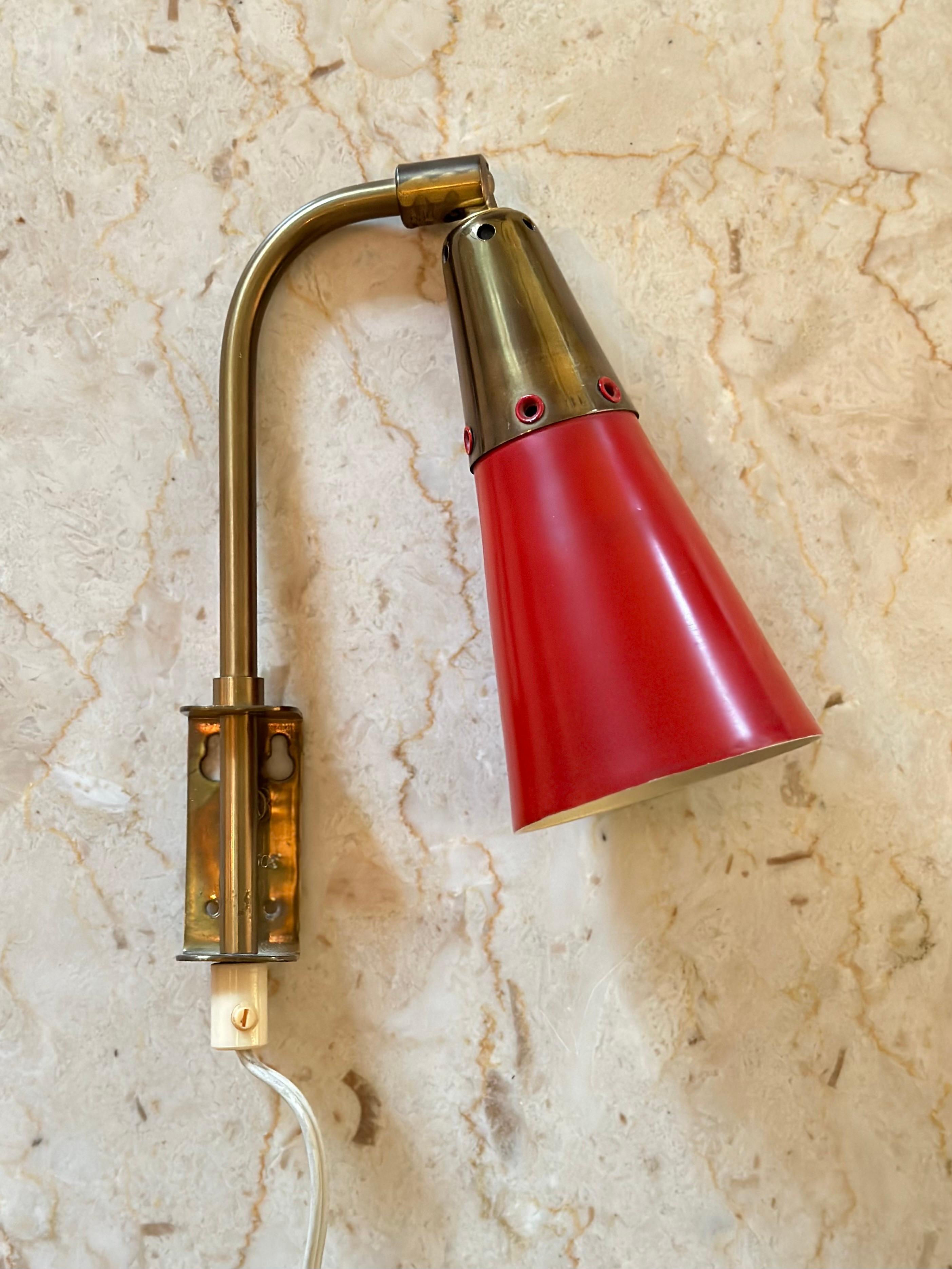 Mid-20th Century Swedish Modern Pair of Red Lacquer and Brass Wall Lights by Upsala Armaturfabrik For Sale