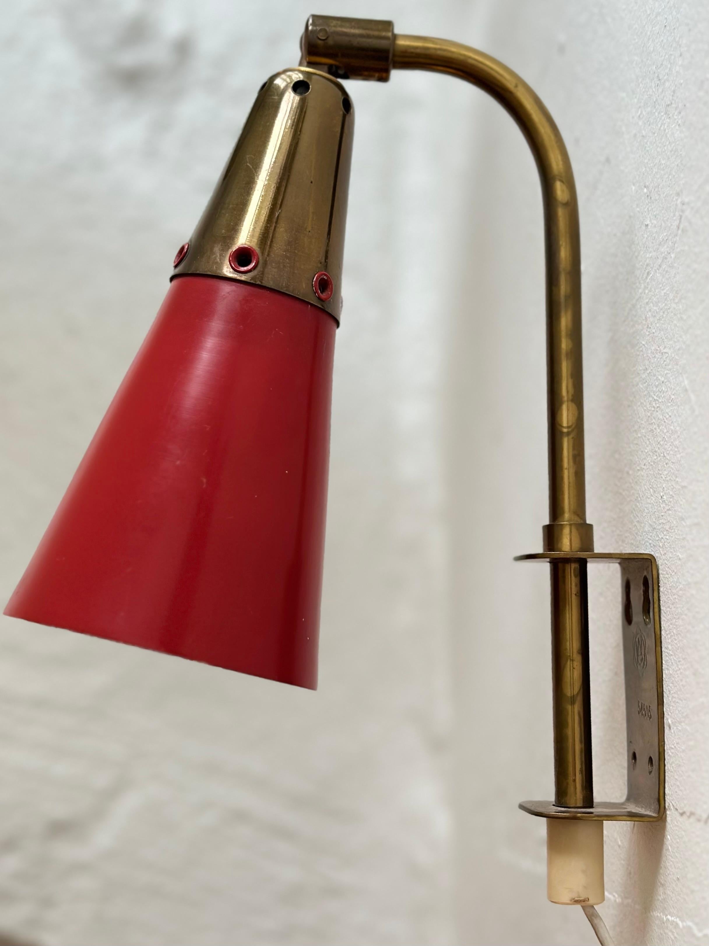 Swedish Modern Pair of Red Lacquer and Brass Wall Lights by Upsala Armaturfabrik For Sale 1
