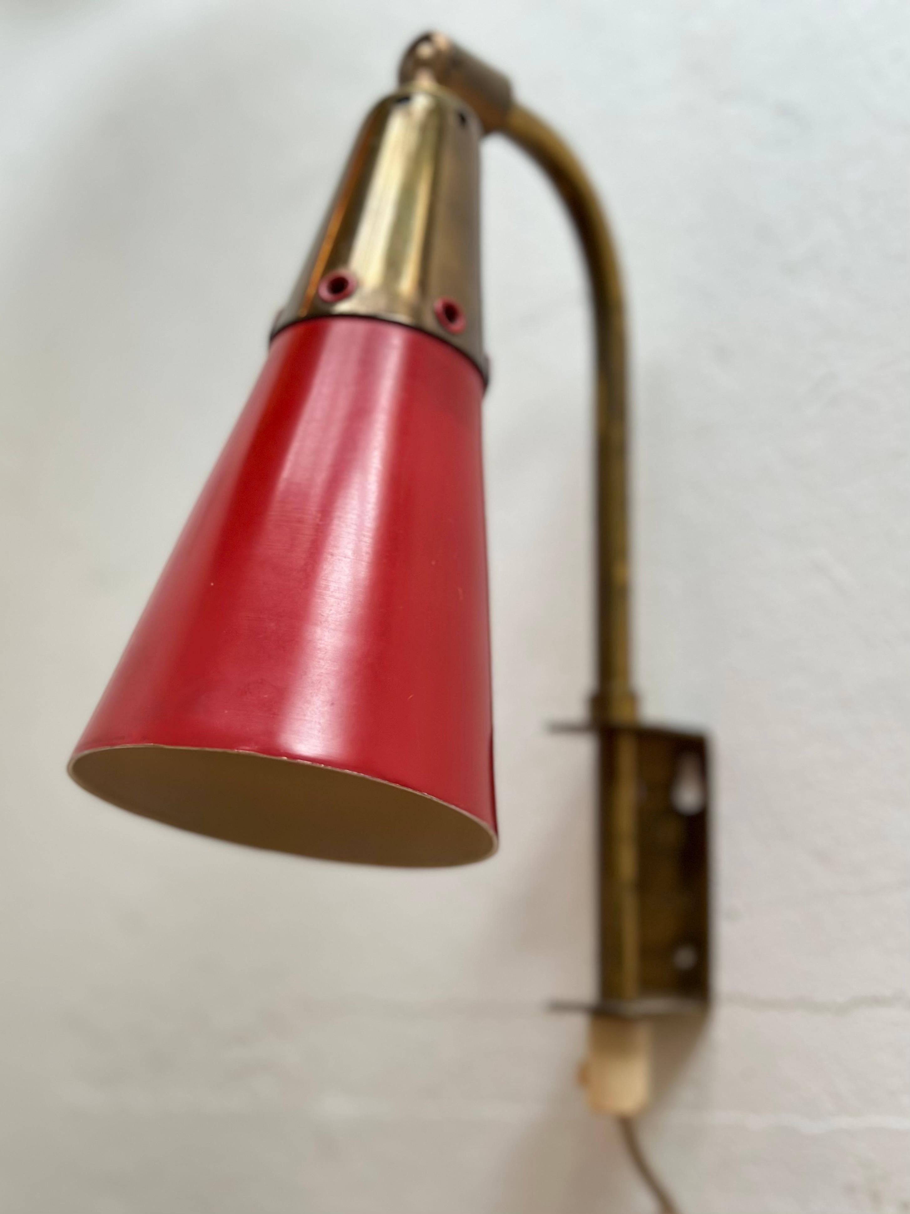Swedish Modern Pair of Red Lacquer and Brass Wall Lights by Upsala Armaturfabrik For Sale 2