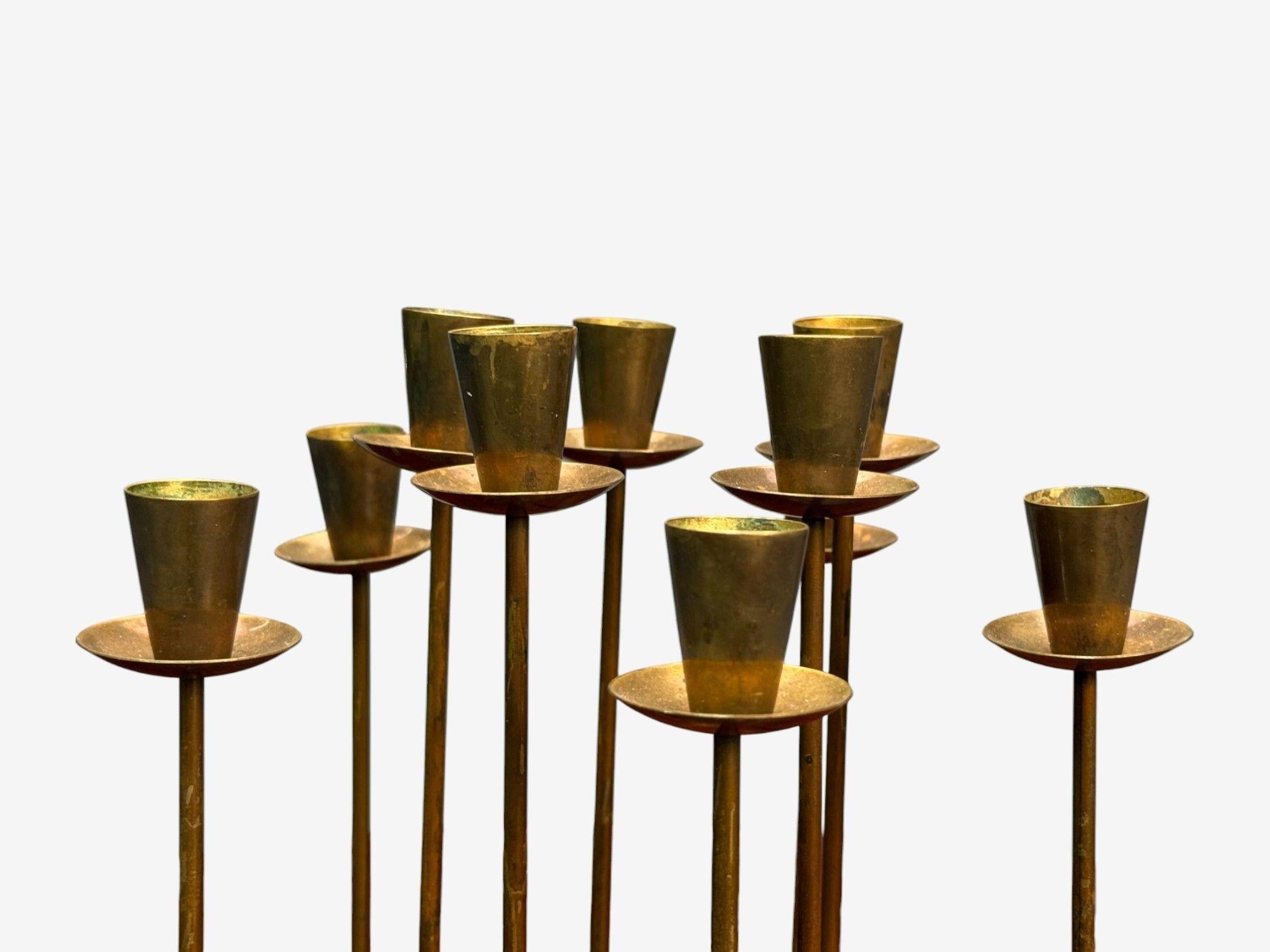 Moderno sueco, latón patinado, candelabros de mesa, Suecia, años 50 en Bueno estado para la venta en Manhasset, NY