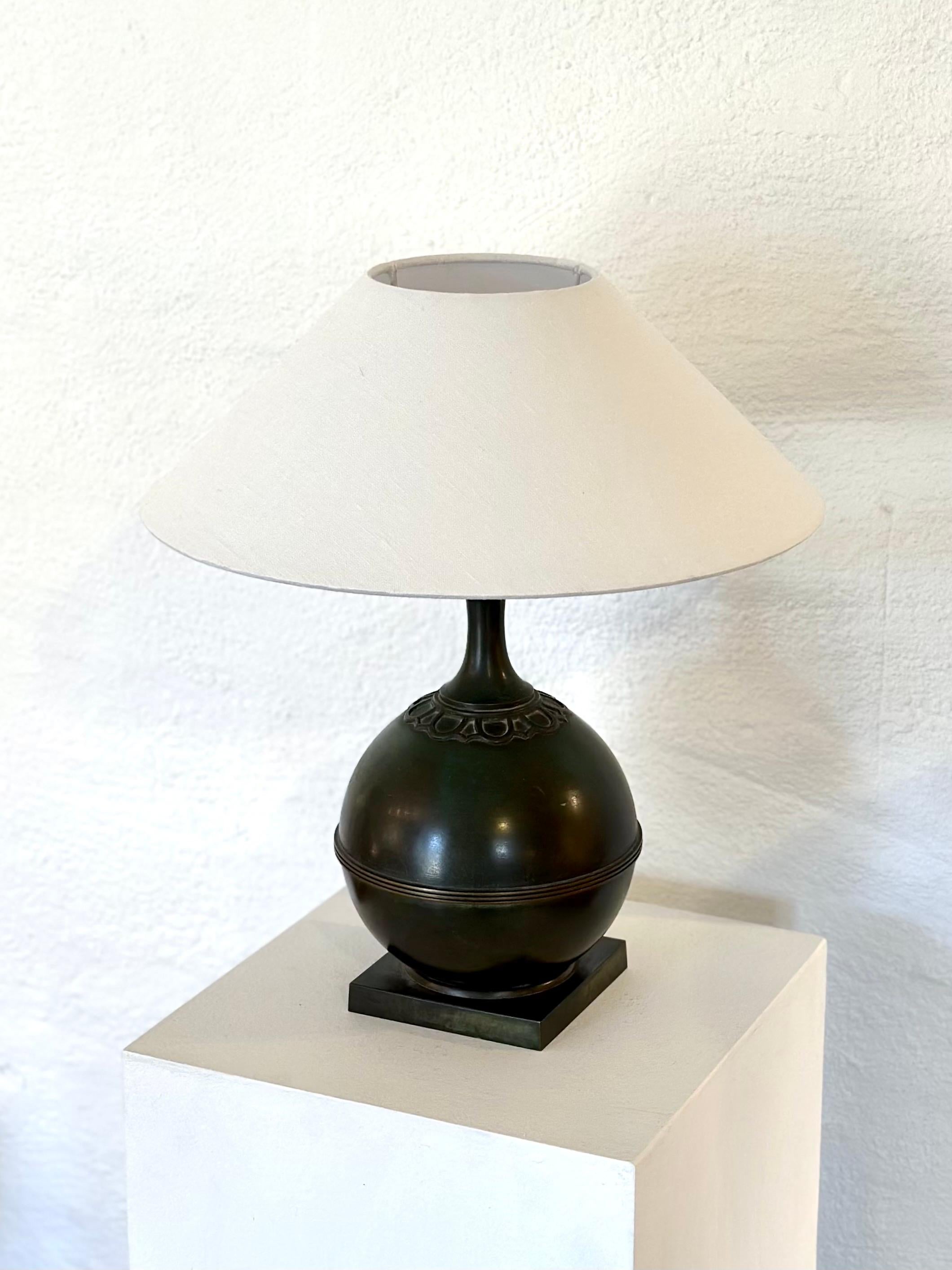 Swedish Modern Patinated Bronze Table Lamp by GAB Guldsmedsaktiebolaget, 1930s In Good Condition For Sale In Bromma, Stockholms län