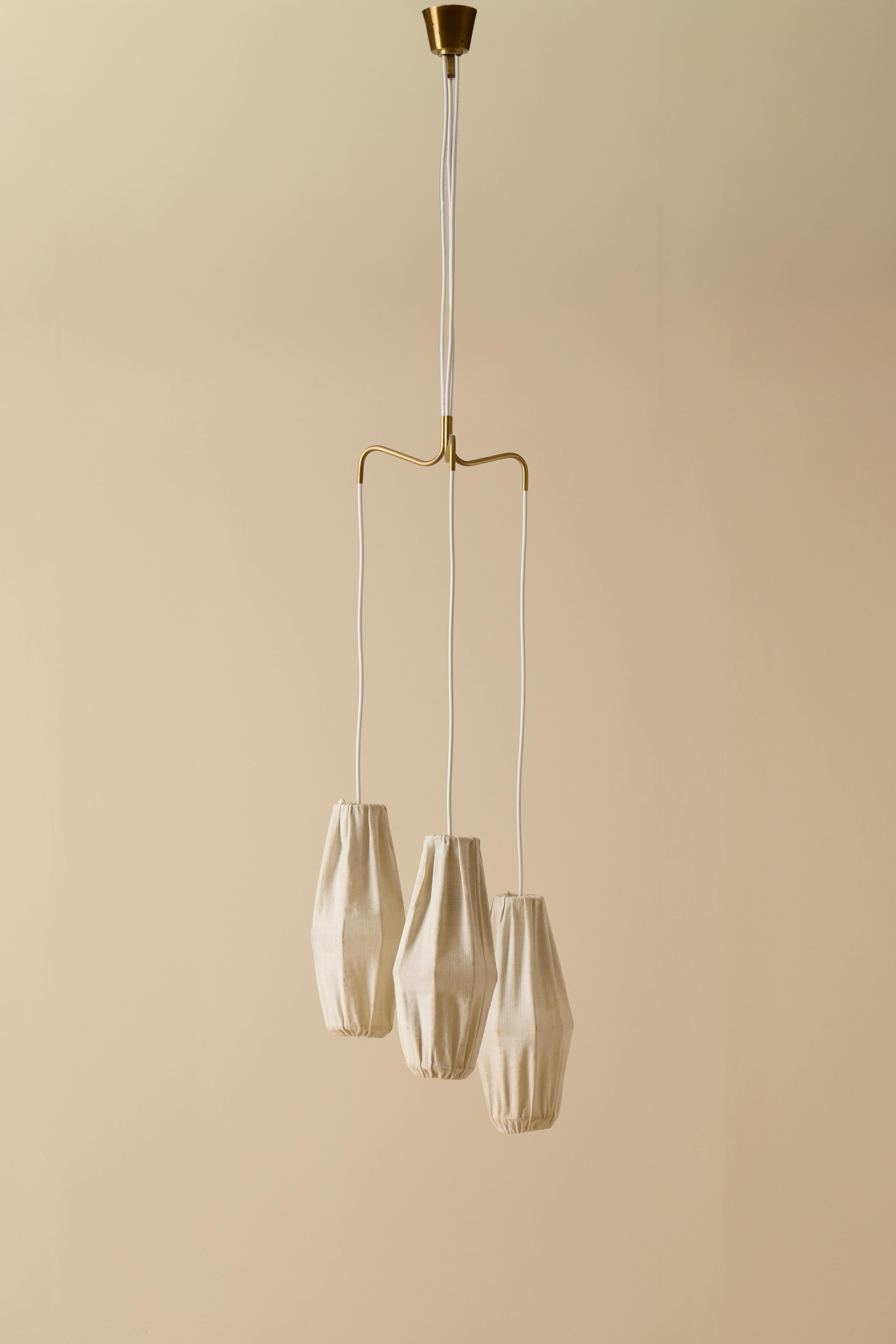 Plafonnier moderne suédois de taille généreuse, fabriqué en Suède vers les années 1940 par un fabricant non identifié.