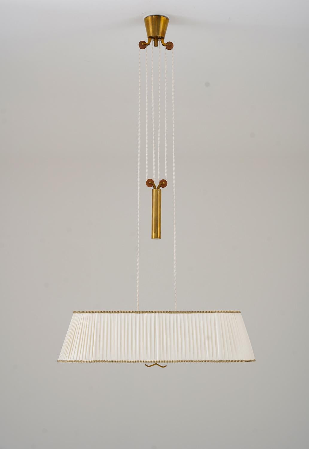 Raro pendente modello 11827 di Harald Notini per Böhlmarks, Svezia
Questo elegante pendente è composto da un baldacchino in ottone e da un contrappeso che ti permette di regolare la lampada all'altezza che preferisci. Le quattro fonti luminose sono