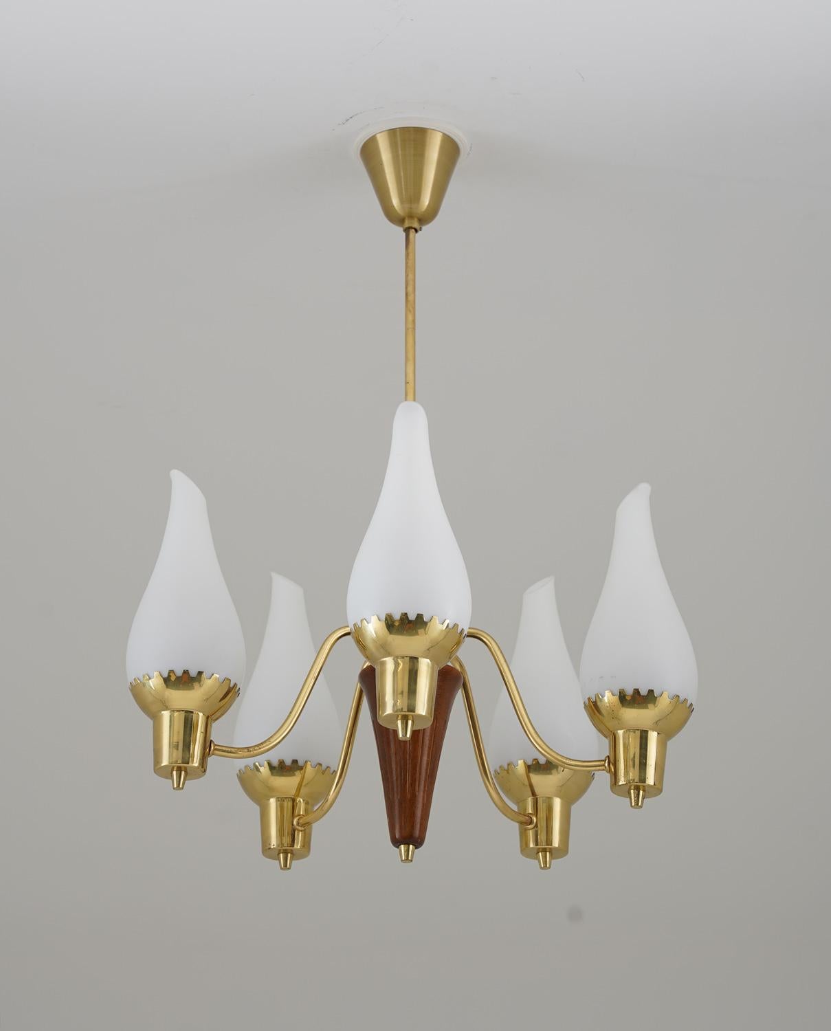 Scandinave moderne Lampe à suspension moderne suédoise en laiton et verre en vente