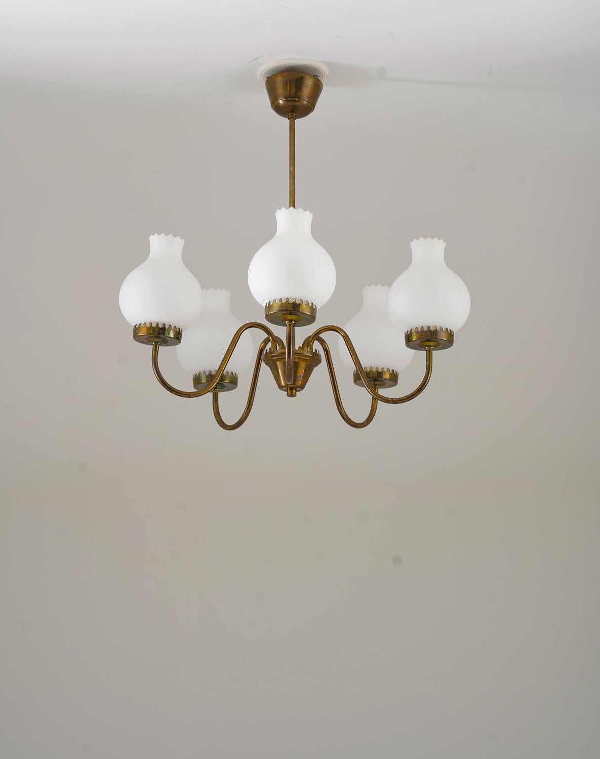 Scandinave moderne Pendentif The Modernity en laiton et verre en vente