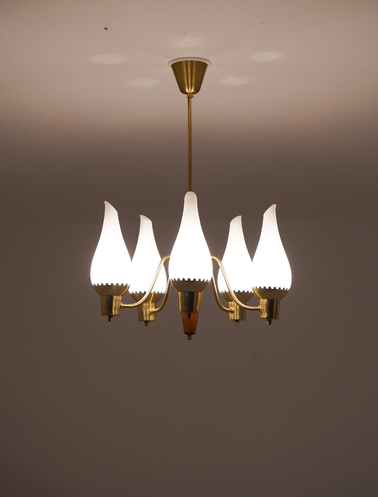 Laiton Lampe à suspension moderne suédoise en laiton et verre en vente