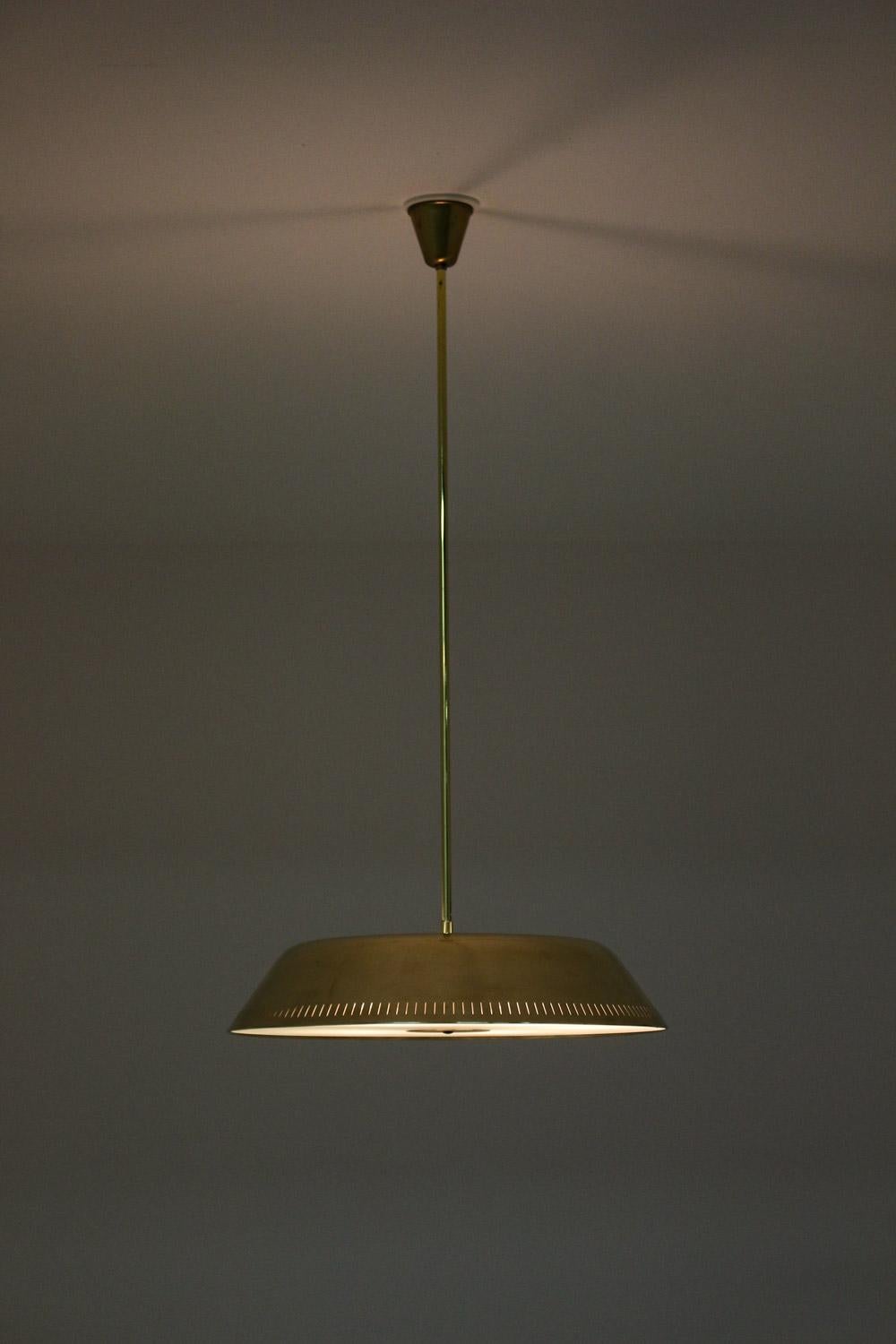 Swedish Modern Pendant in Glass and Brass by Harald Notini for Böhlmarks In Good Condition In Karlstad, SE