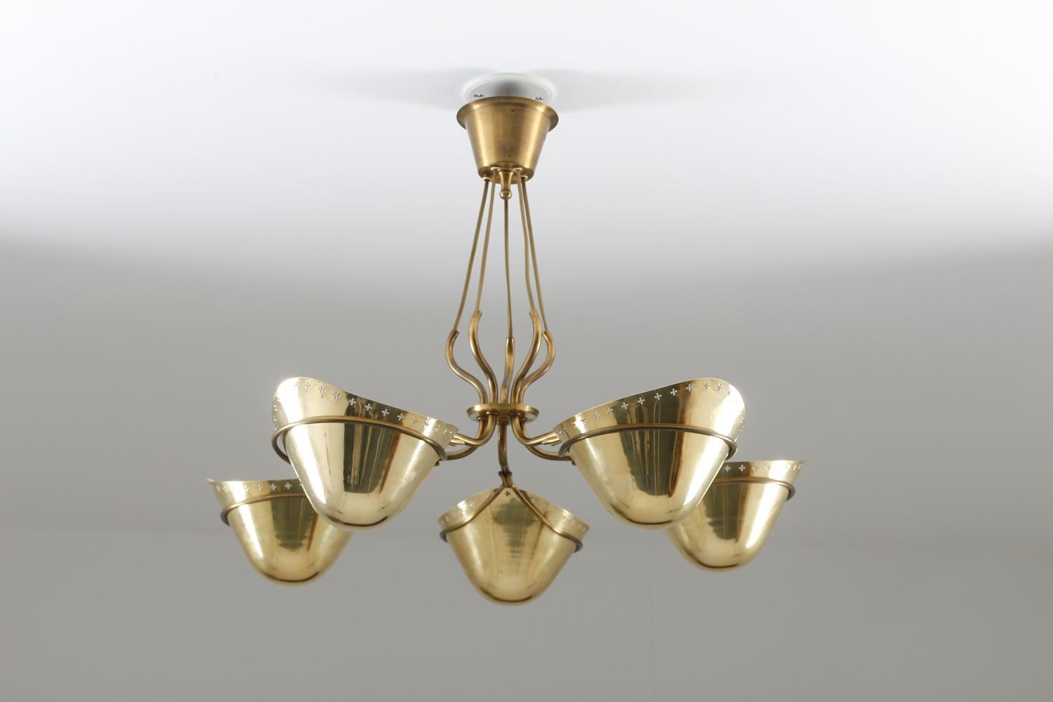 Rare pendant in brass by unknown Swedish manufacturer, 1940s.
During this era, some of the most high-end lamp designs were produced in Sweden. This lamp is a great example, with its organic shapes and great quality, typical for its time.
This