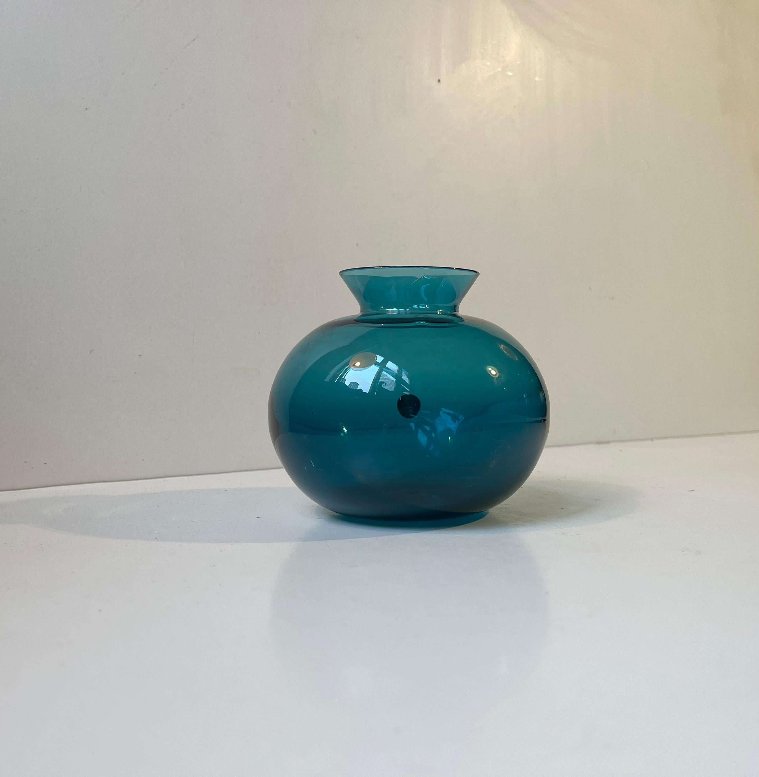Vase en verre bleu pétrole du milieu du siècle, conçu par Gunnar Ander et fabriqué par Lindshammar Glasbruk en Suède dans les années 1950. Un vieil autocollant en papier de Lindshammers est encore présent sur le côté. Convient comme vase à bourgeons
