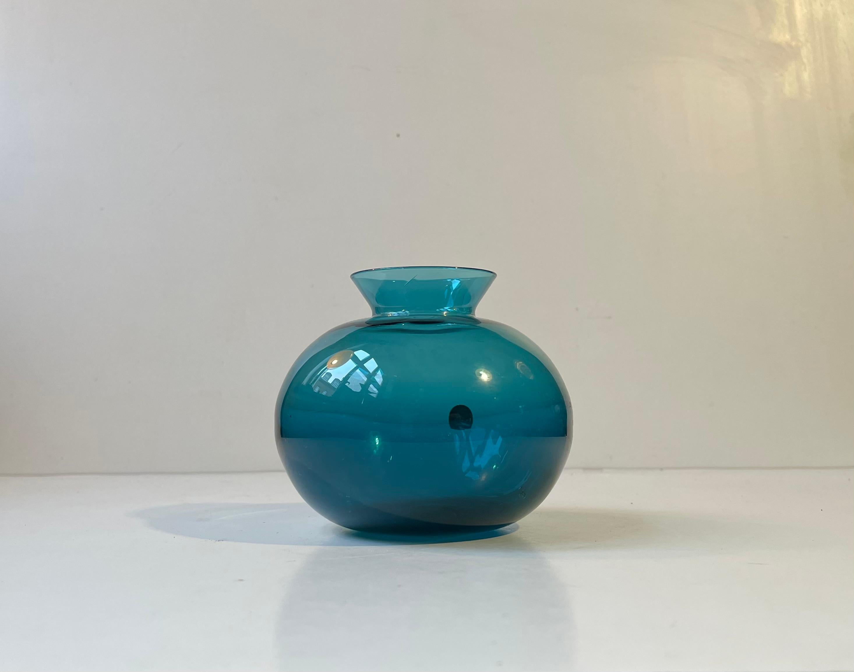 Mid-Century Modern Vase moderne suédois en verre bleu pétrole par Gunnar Ander pour Lindshammar en vente