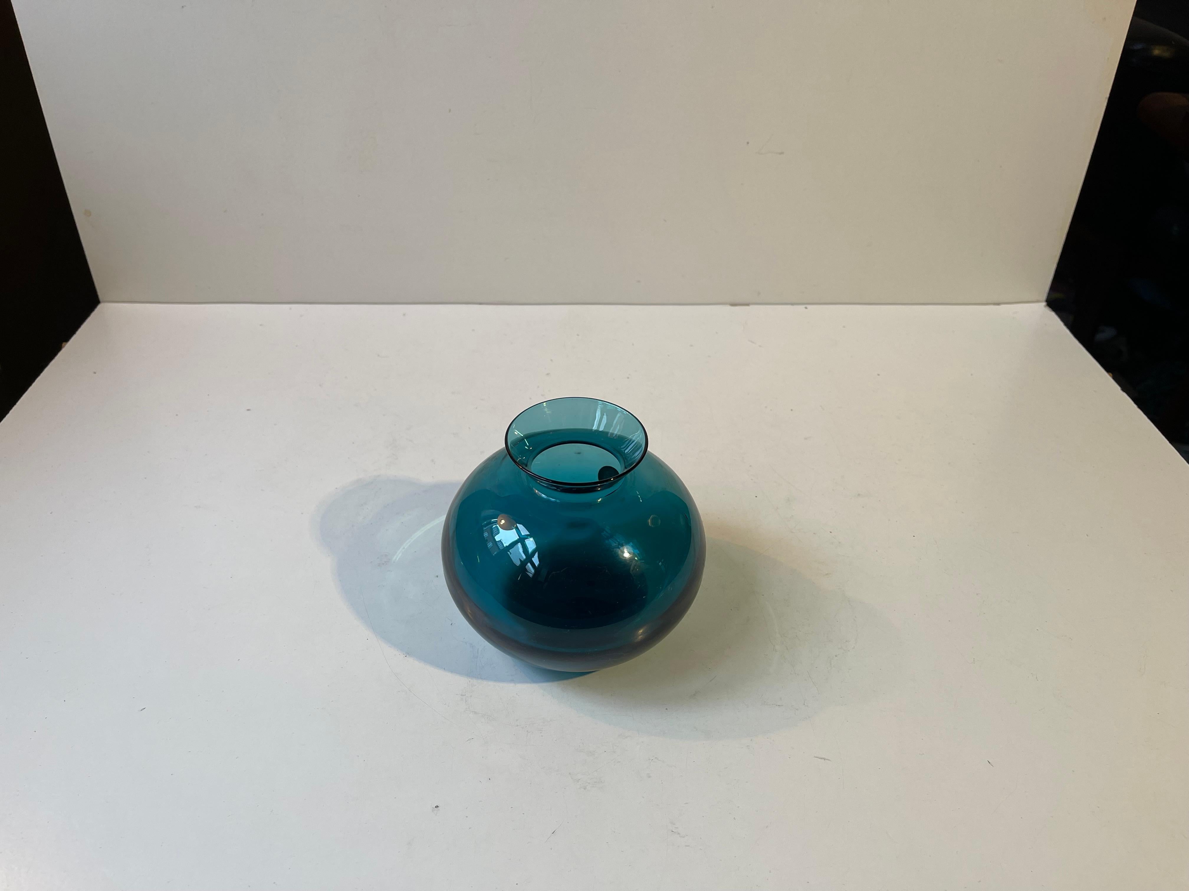 Suédois Vase moderne suédois en verre bleu pétrole par Gunnar Ander pour Lindshammar en vente