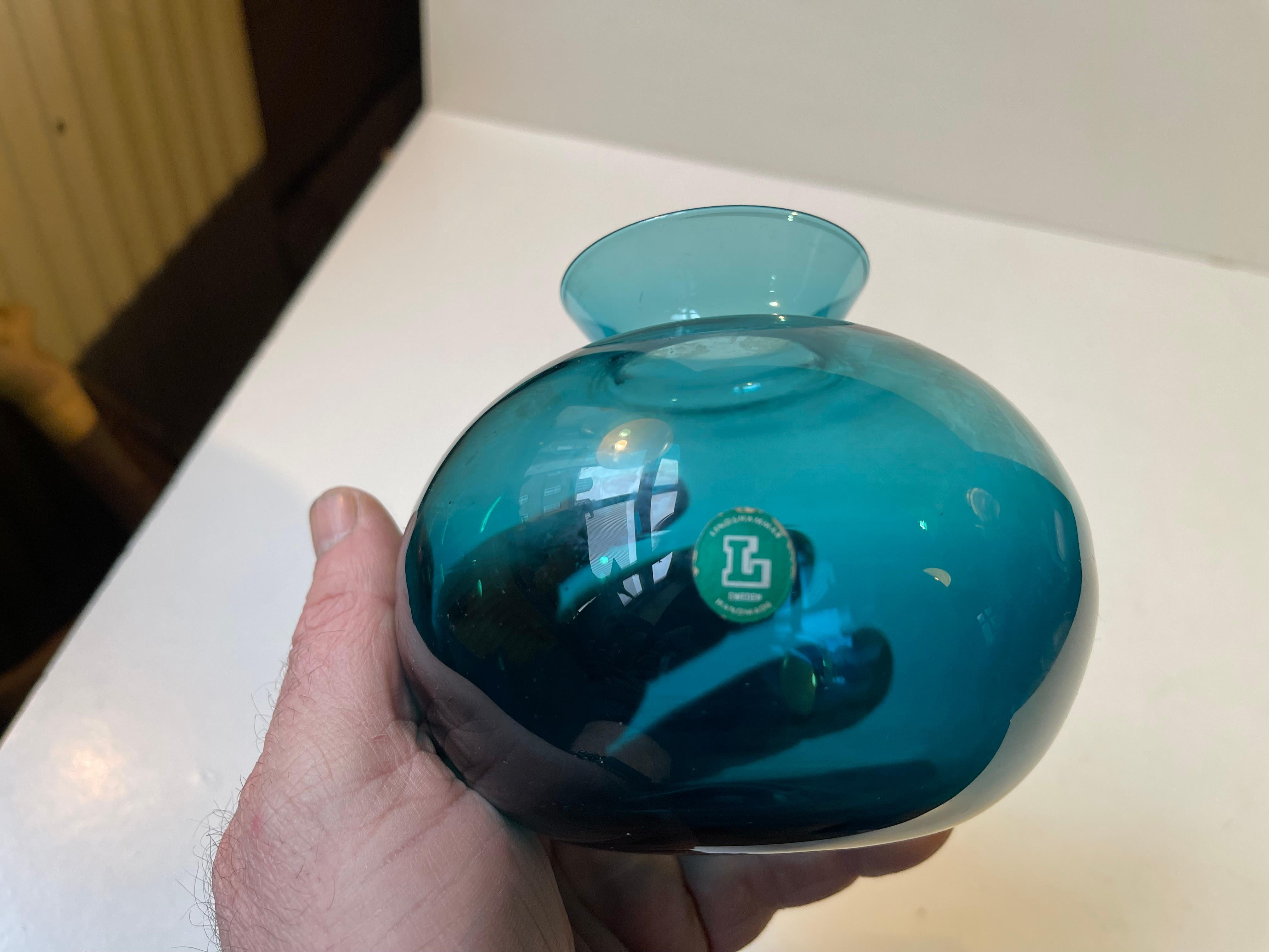 Vase moderne suédois en verre bleu pétrole par Gunnar Ander pour Lindshammar Bon état - En vente à Esbjerg, DK
