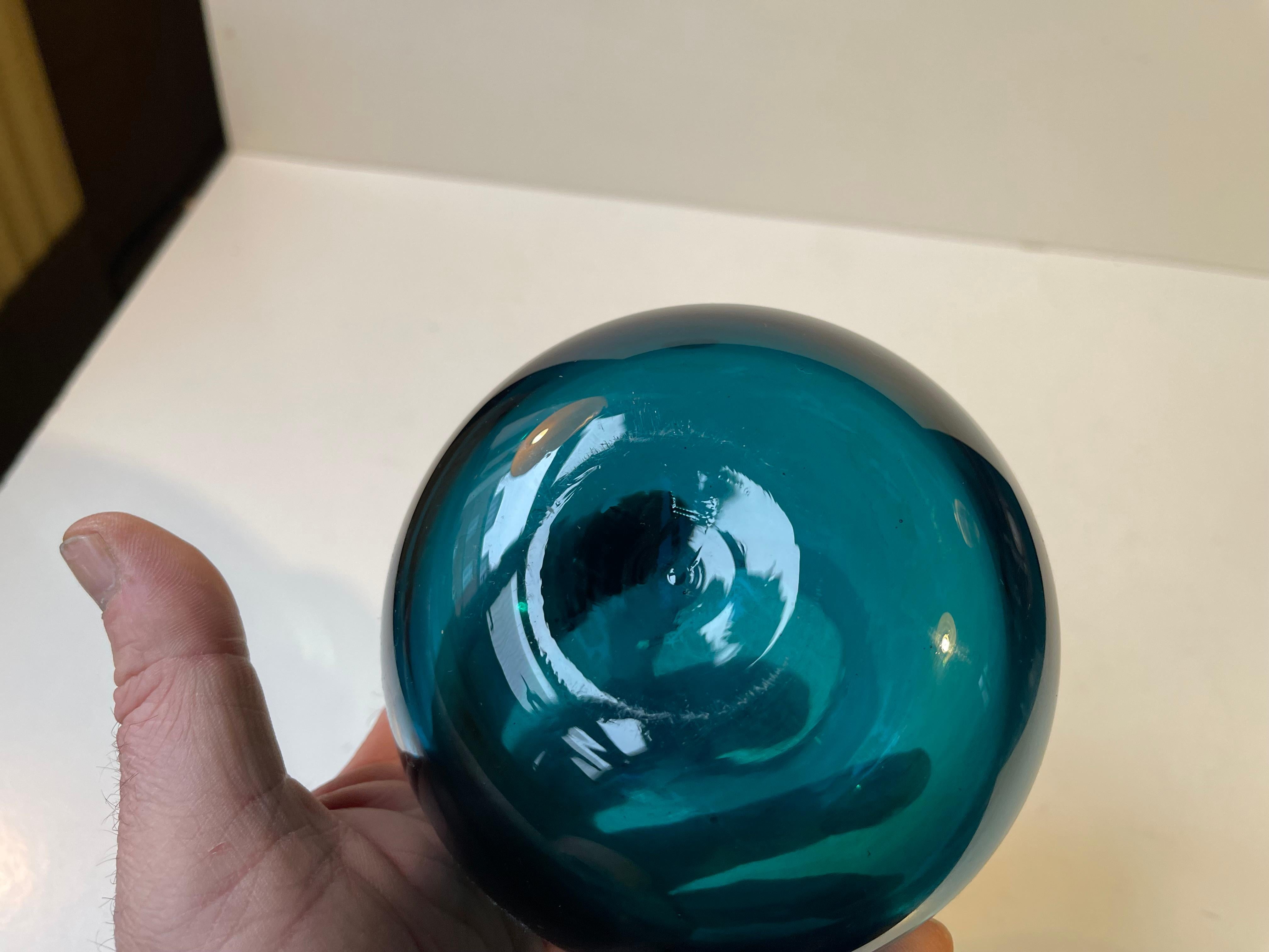 20ième siècle Vase moderne suédois en verre bleu pétrole par Gunnar Ander pour Lindshammar en vente