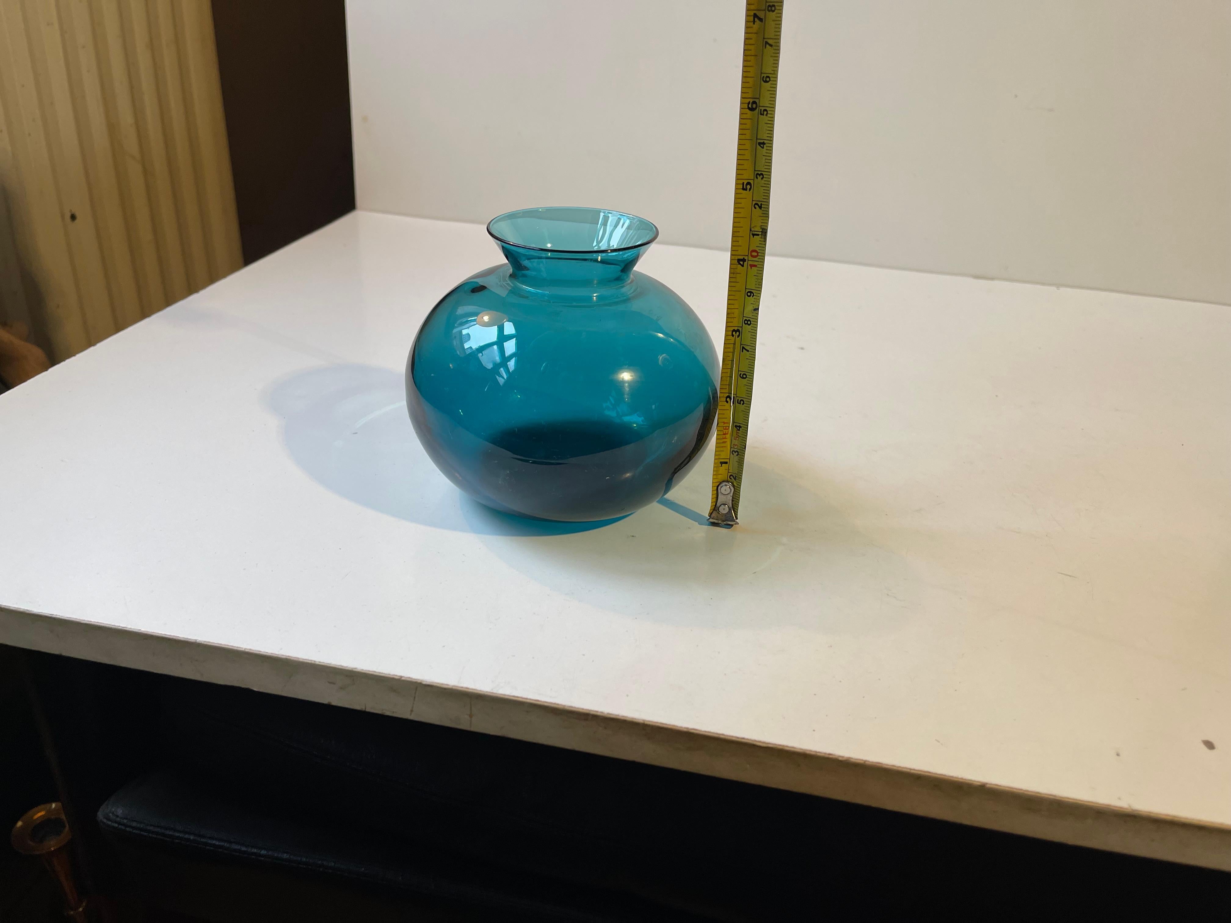 Verre Vase moderne suédois en verre bleu pétrole par Gunnar Ander pour Lindshammar en vente