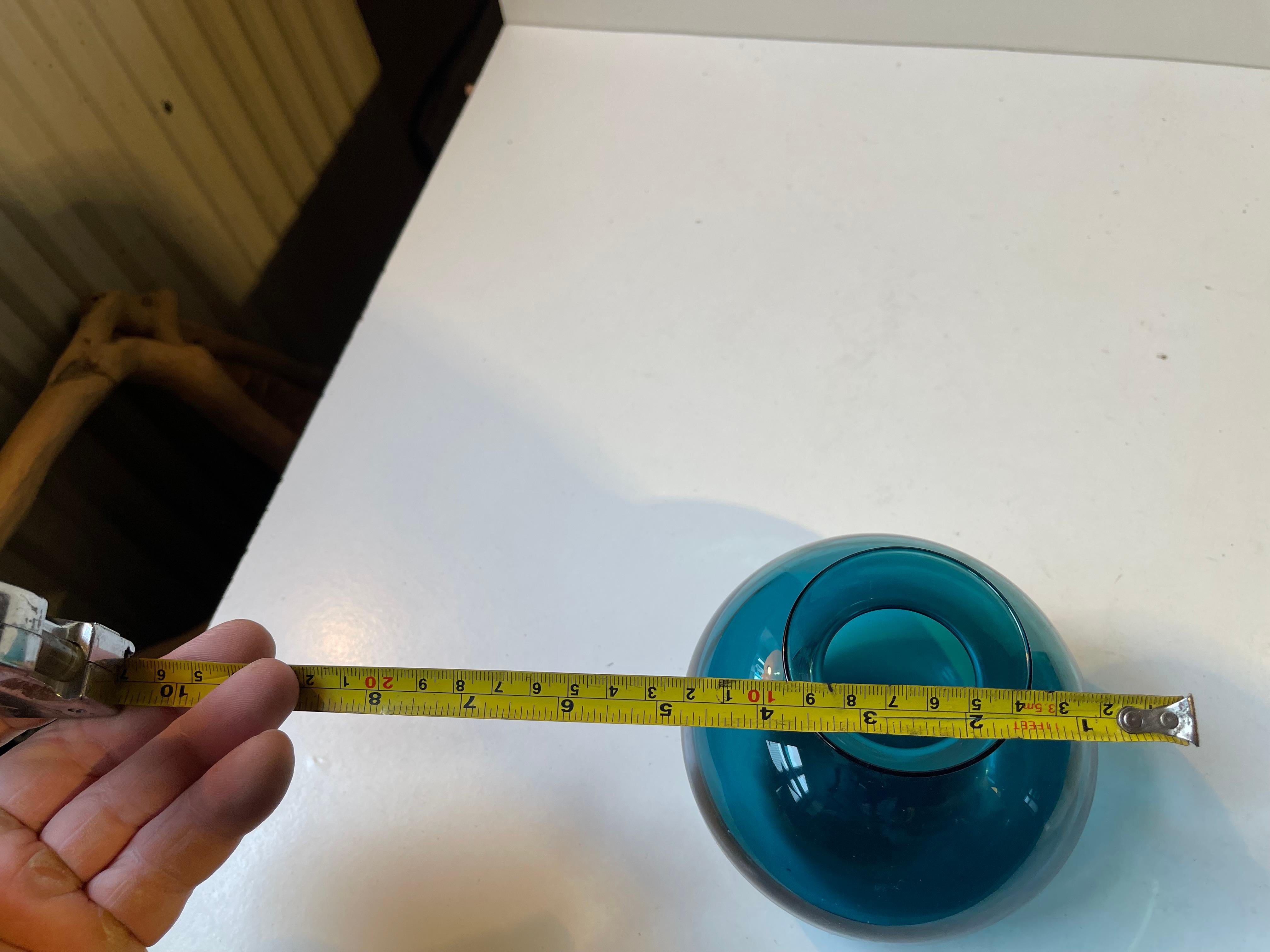 Vase moderne suédois en verre bleu pétrole par Gunnar Ander pour Lindshammar en vente 1