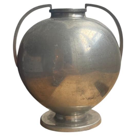 Progettato dal celebre designer industriale svedese Folke Arström per GAB Tenn, questo vaso scultoreo in peltro esemplifica l'eleganza del modernismo scandinavo. Datato 1937 (timbro GAB Tenn L8), il pezzo presenta un'armoniosa forma globulare,