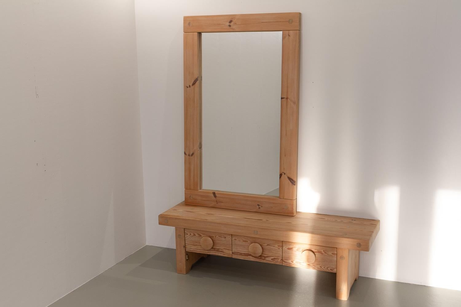 Swedish Modern Pine Bench and Mirror by Ruben Ward for Fröseke AB Nybro Fabriken, Sweden, 1970s.
Scandinavian Modern hallway set with bench and mirror in chunky solid Nordic pinewood. Bench with three drawers with large round pulls.
This rustic