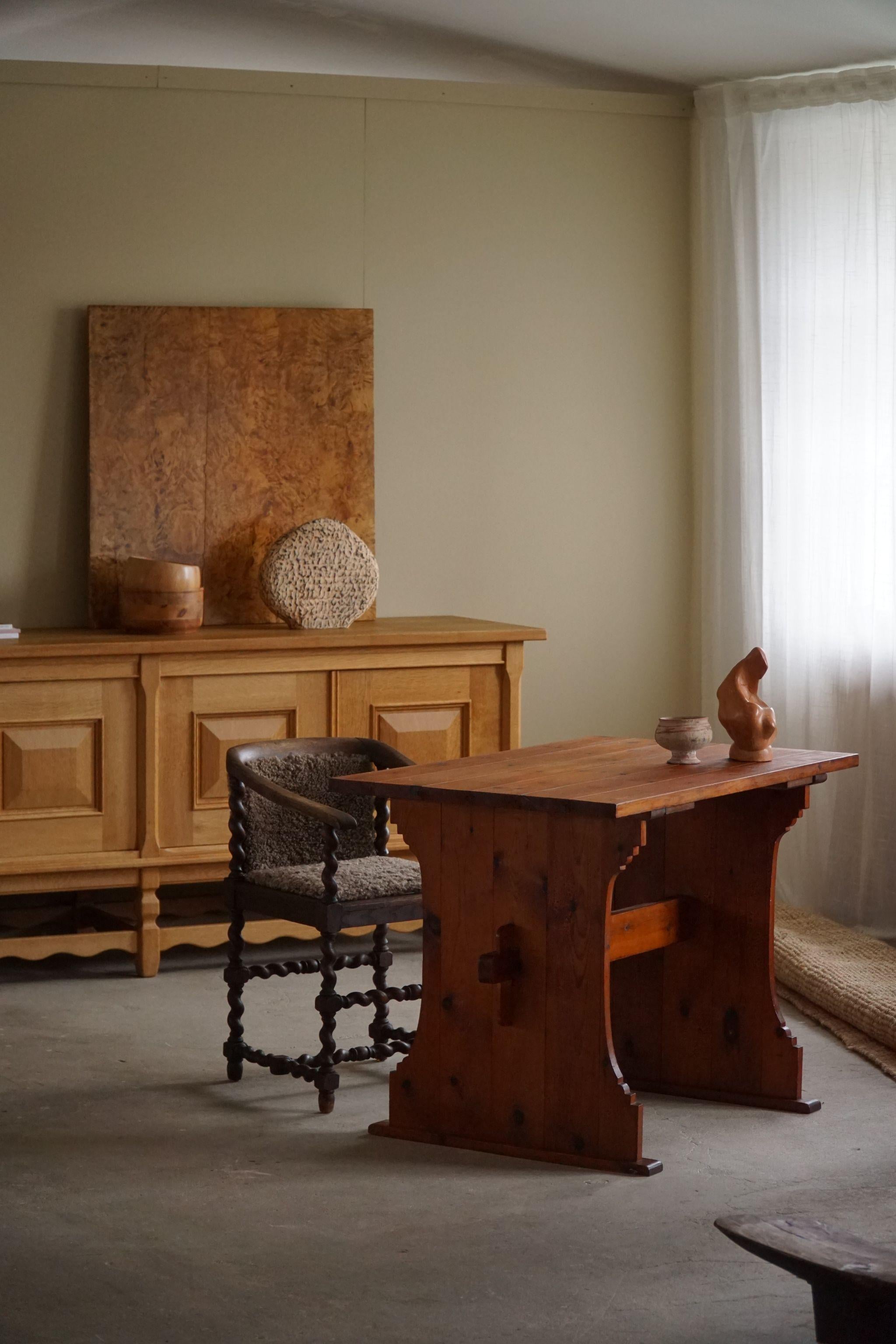 Un charmant bureau en pin, fabriqué par un ébéniste suédois dans les années 1940. Le grain naturel du pin ajoute de la chaleur et du caractère au bureau, soulignant son attrait authentique et usé par le temps.
Similaire à la série Lovö conçue par