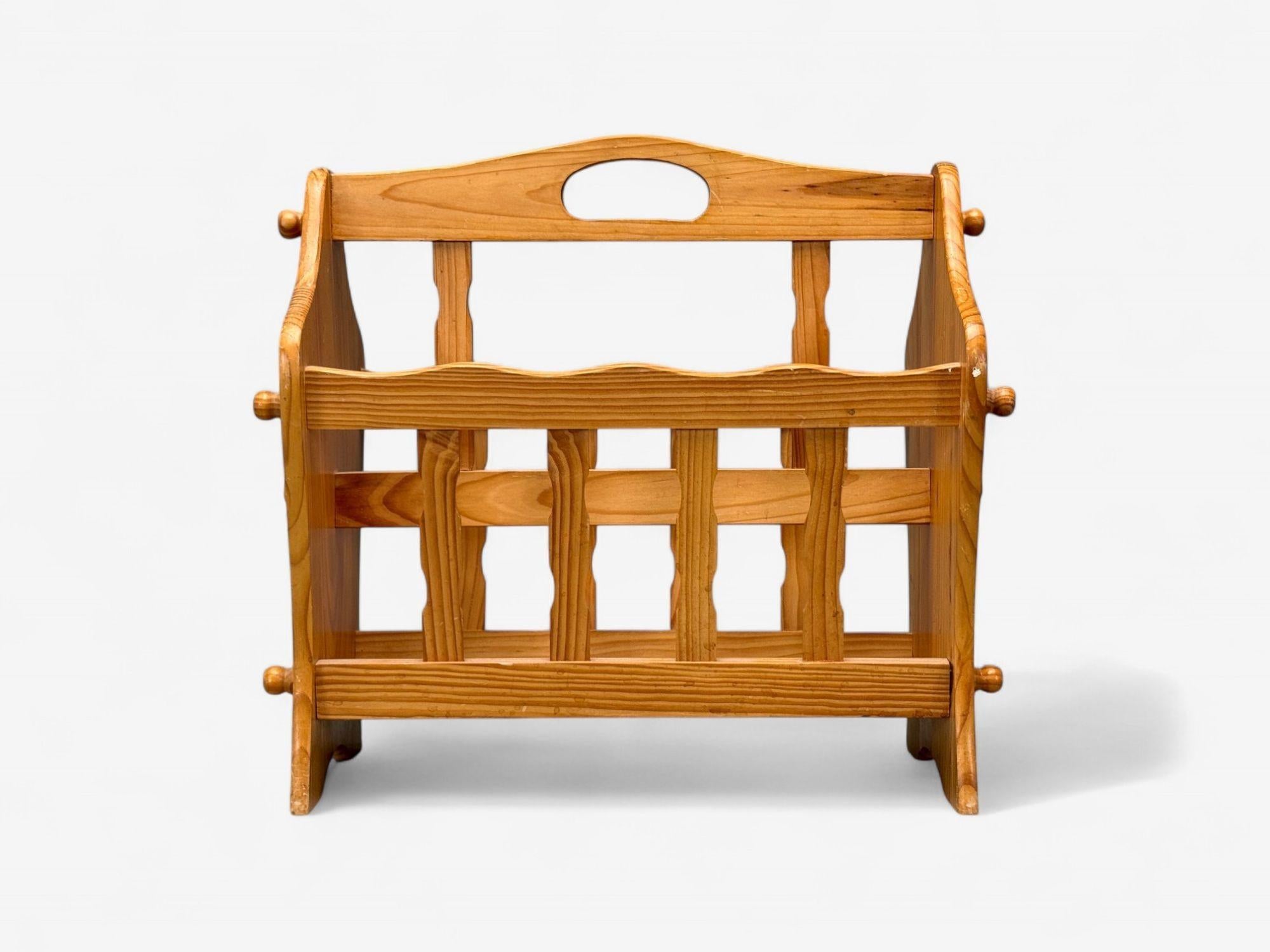 Mid-Century Modern Moderne suédois, pin, porte-revues, Suède, années 1960 en vente