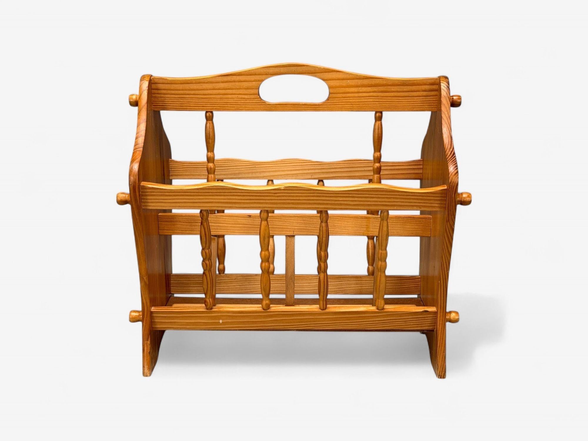 Mid-Century Modern Moderne suédois, pin, porte-revues, Suède, années 1960 en vente