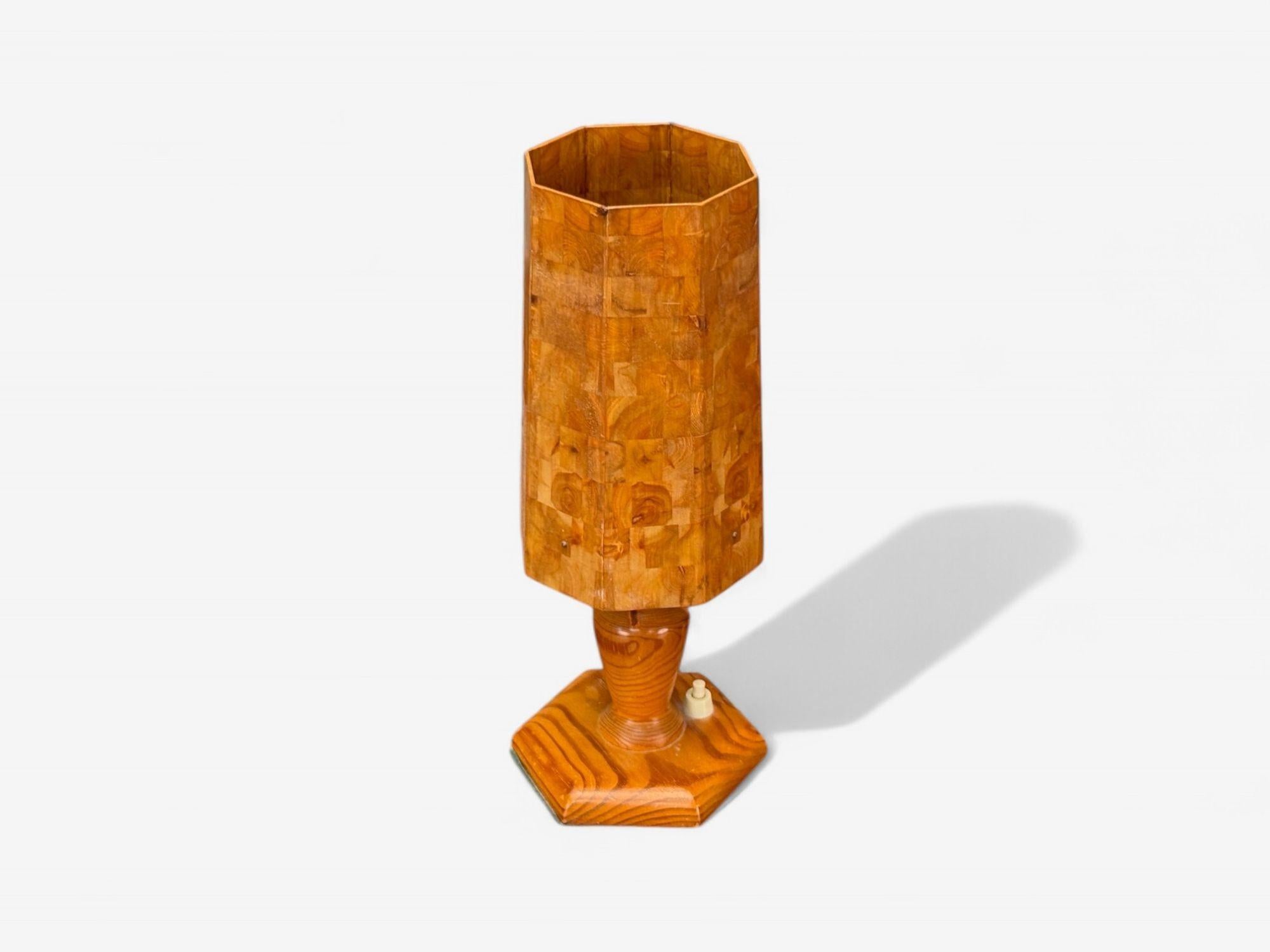 Swedish Modern, Pine, Marquetry, Table Lamp, Sweden, 1950s

A pine and marquetry table lamp designed and produced in Sweden c. 1950s.

Pine, Marquetry; Sweden c. 1950s

Height: 12.25 inches, Diameter: 4.75 inches

Lamping: 1 E14 candelabra