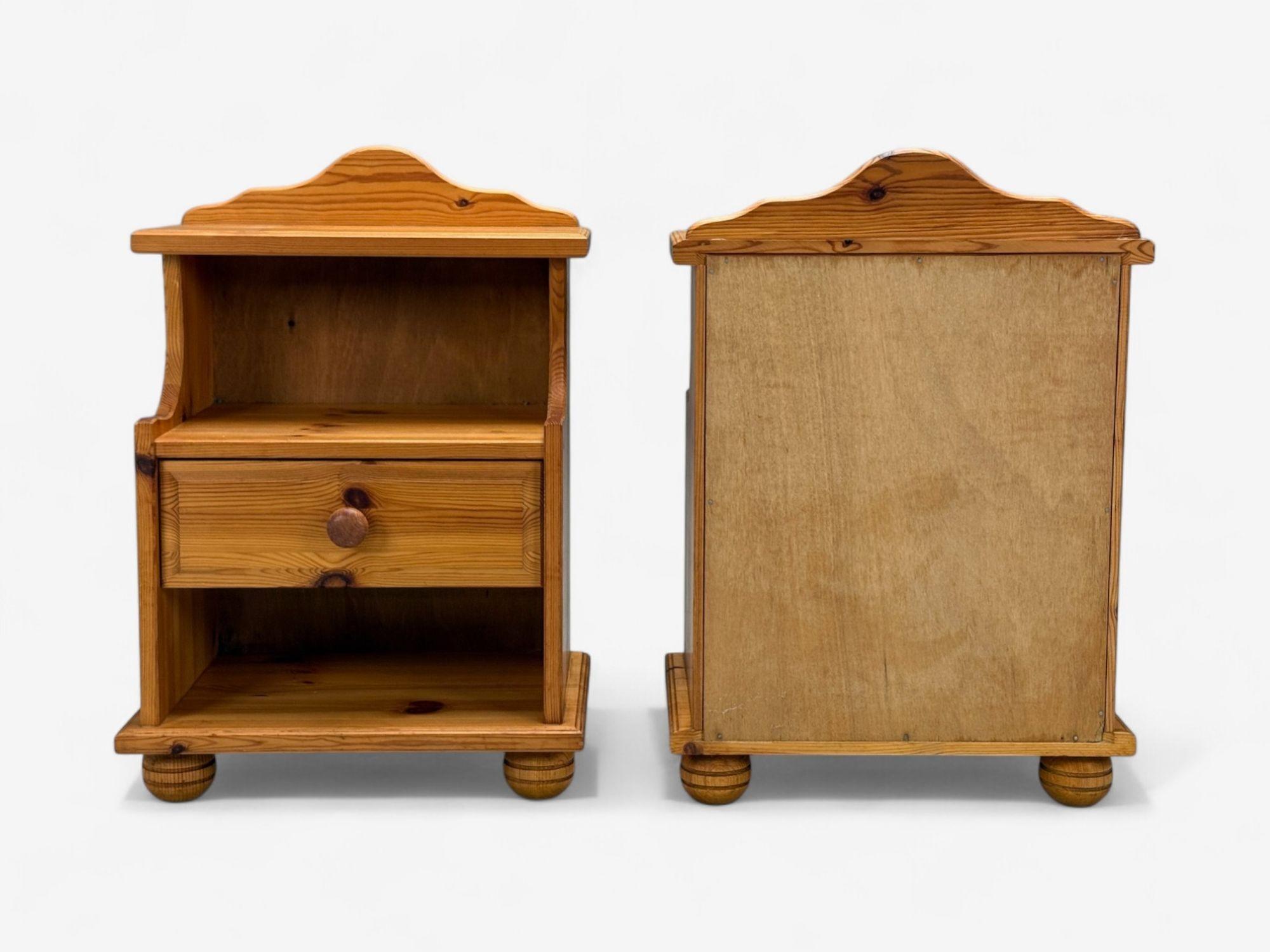 Moderne suédois, pin, tables de nuit, Suède, années 1960 en vente 4