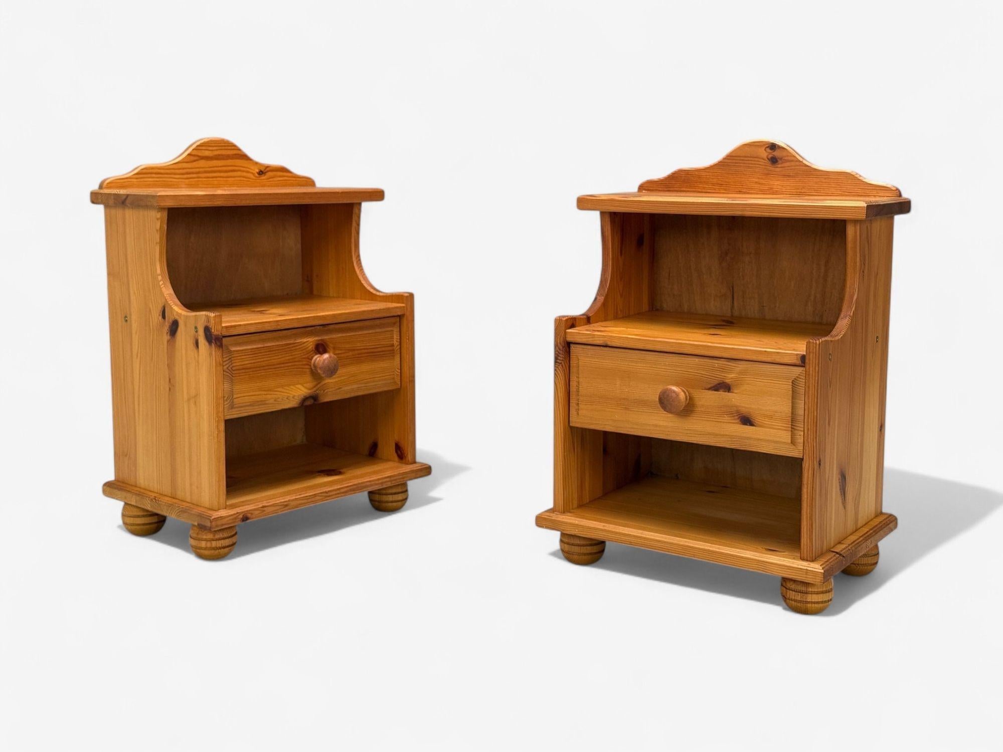 Tables de chevet en pin, moderne du milieu du siècle, Suède, années 1960

Paire de tables de chevet ou de tables d'appoint modernistes en pin, conçues et produites en Suède dans la seconde moitié du XXe siècle. Chaque exemplaire comporte deux