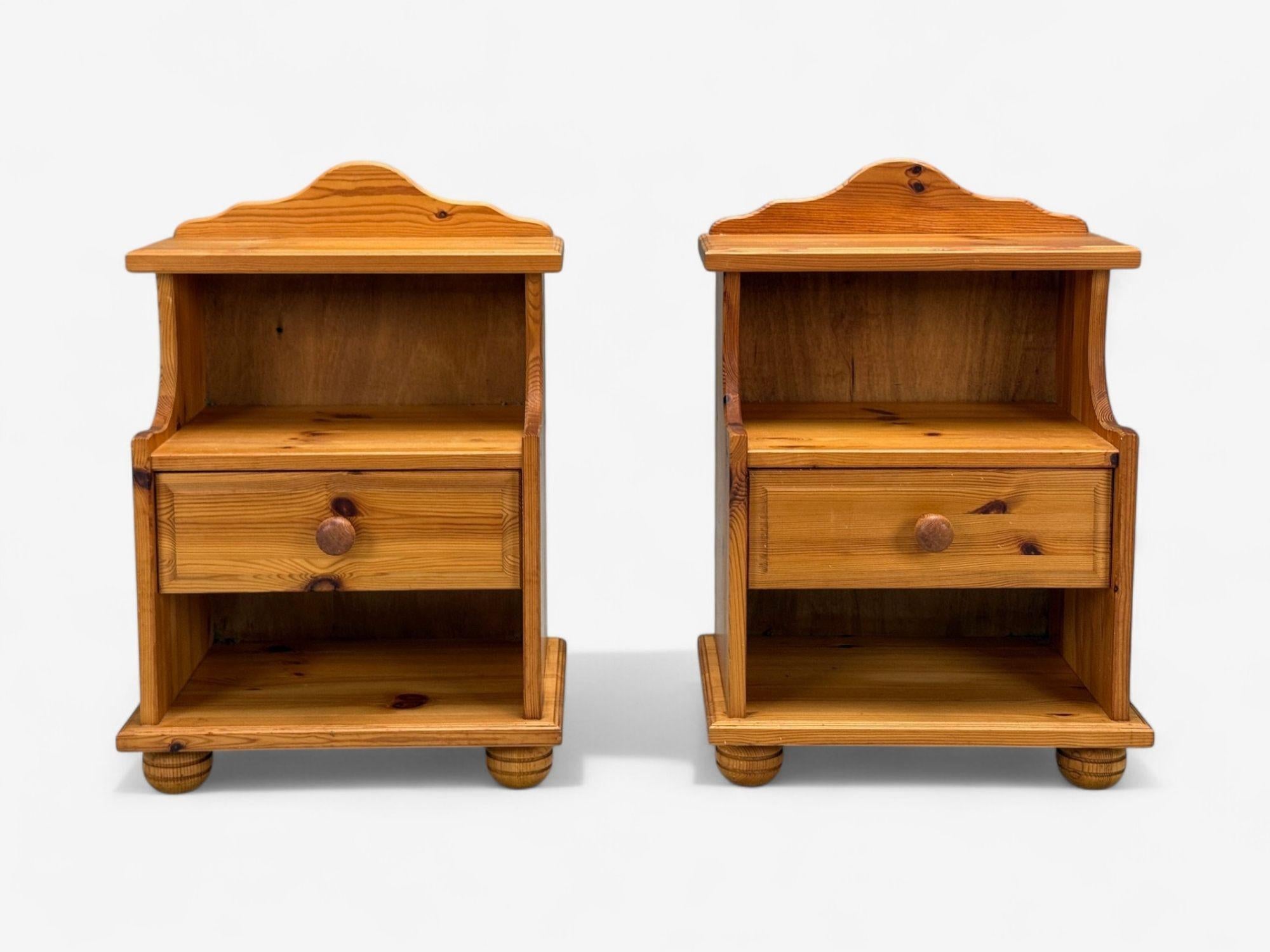 Mid-Century Modern Moderne suédois, pin, tables de nuit, Suède, années 1960 en vente