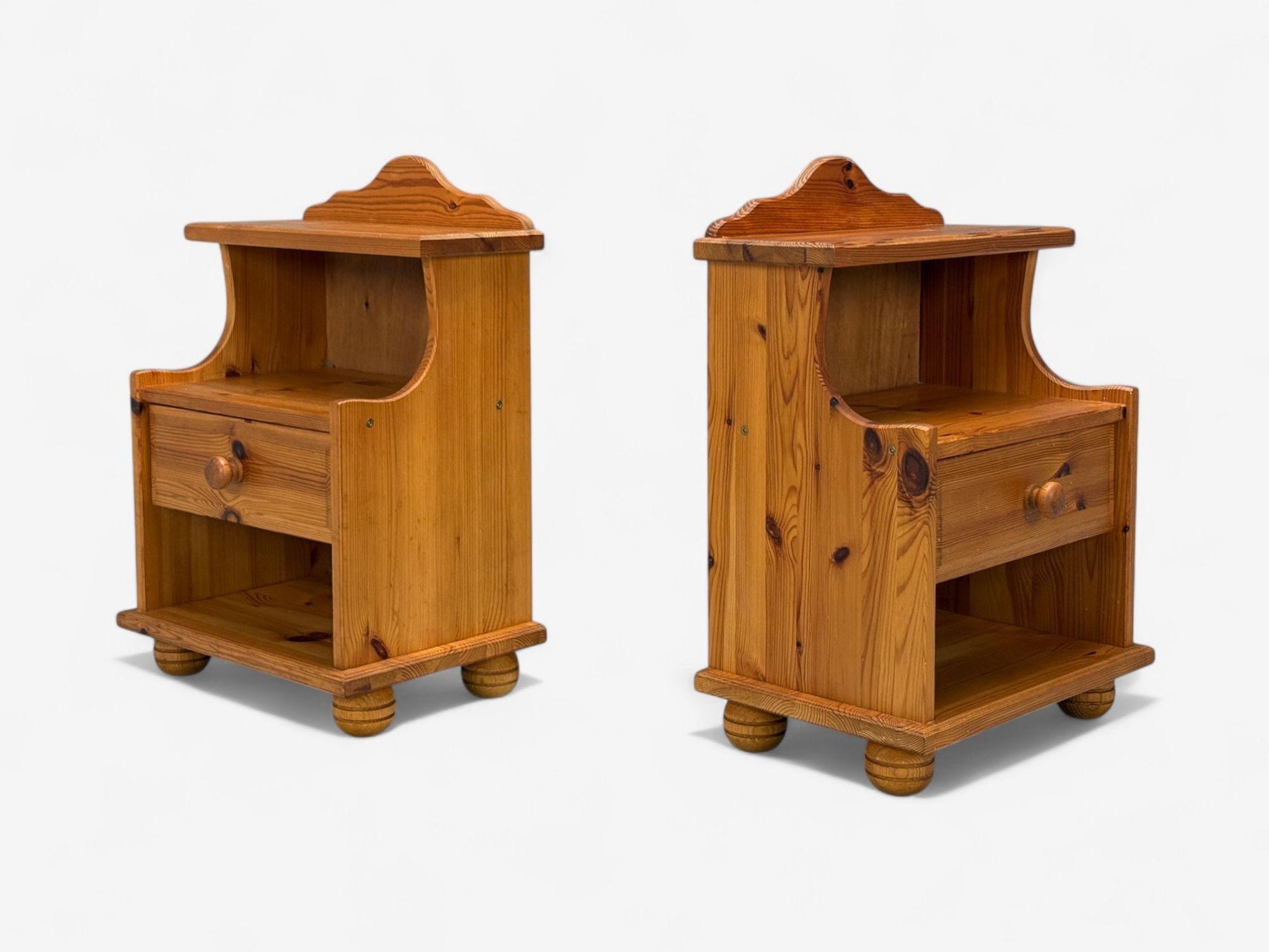 Suédois Moderne suédois, pin, tables de nuit, Suède, années 1960 en vente
