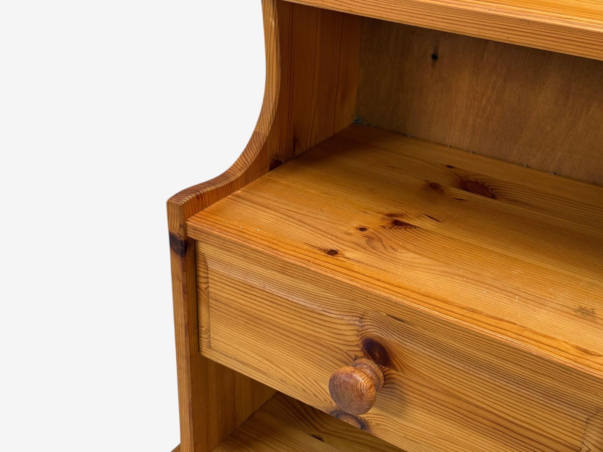 Moderne suédois, pin, tables de nuit, Suède, années 1960 Bon état - En vente à Manhasset, NY