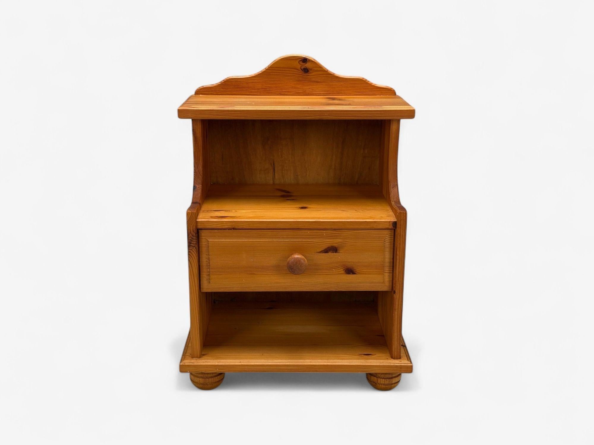 Milieu du XXe siècle Moderne suédois, pin, tables de nuit, Suède, années 1960 en vente
