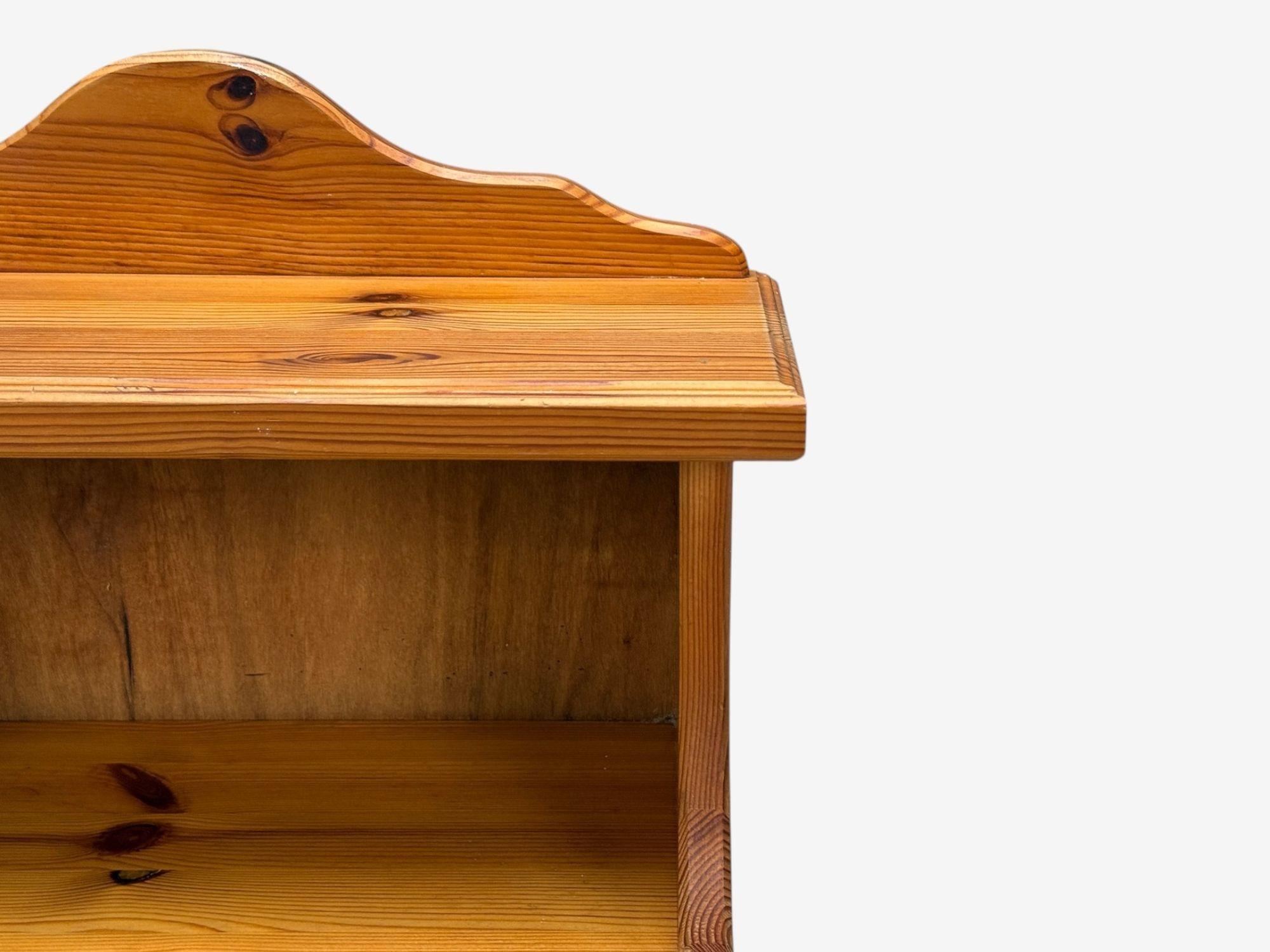 Pin Moderne suédois, pin, tables de nuit, Suède, années 1960 en vente