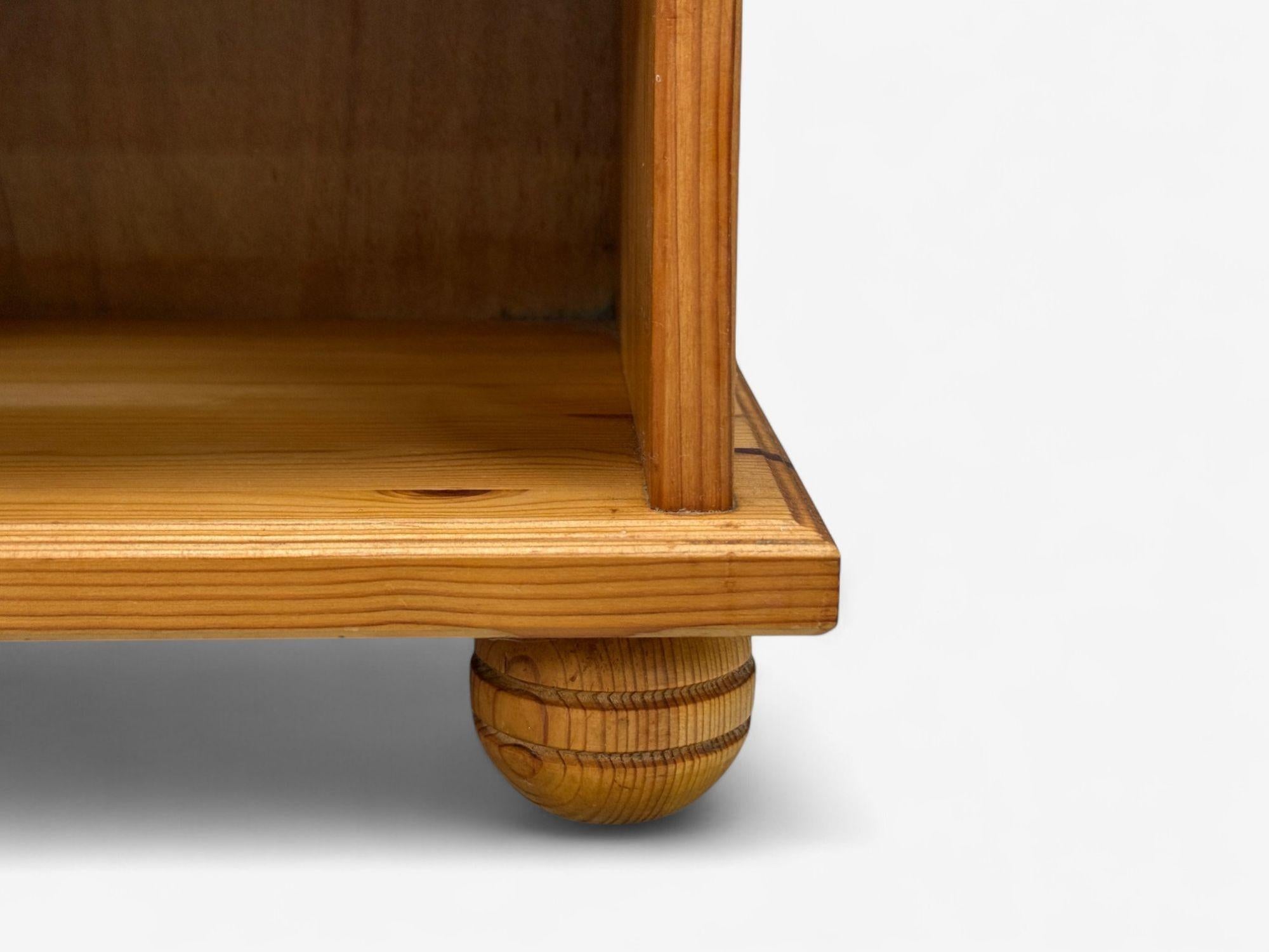 Moderne suédois, pin, tables de nuit, Suède, années 1960 en vente 2