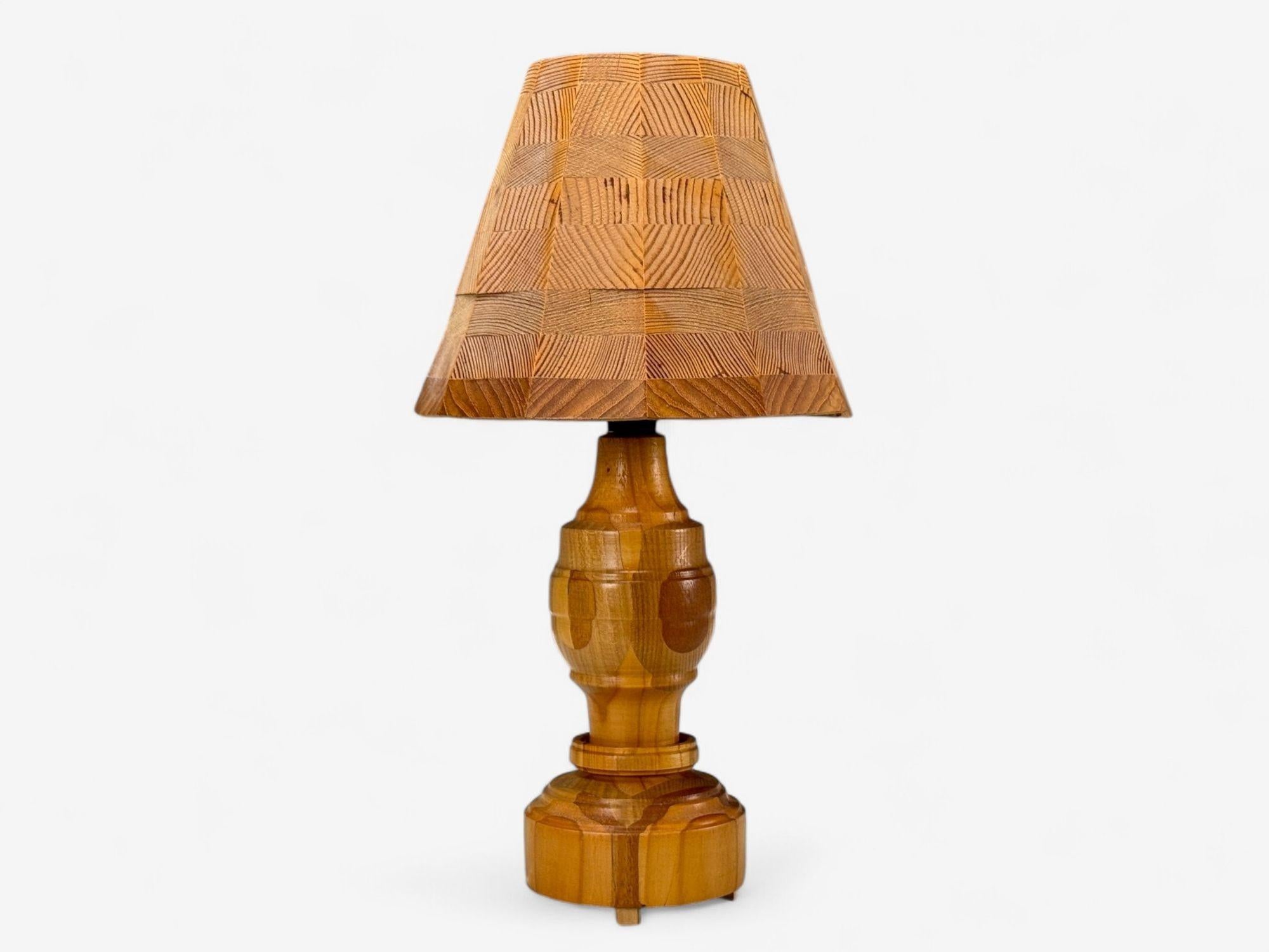 Swedish Modern, Pine, Table Lamp, Sweden, 1960s In Good Condition For Sale In Manhasset, NY