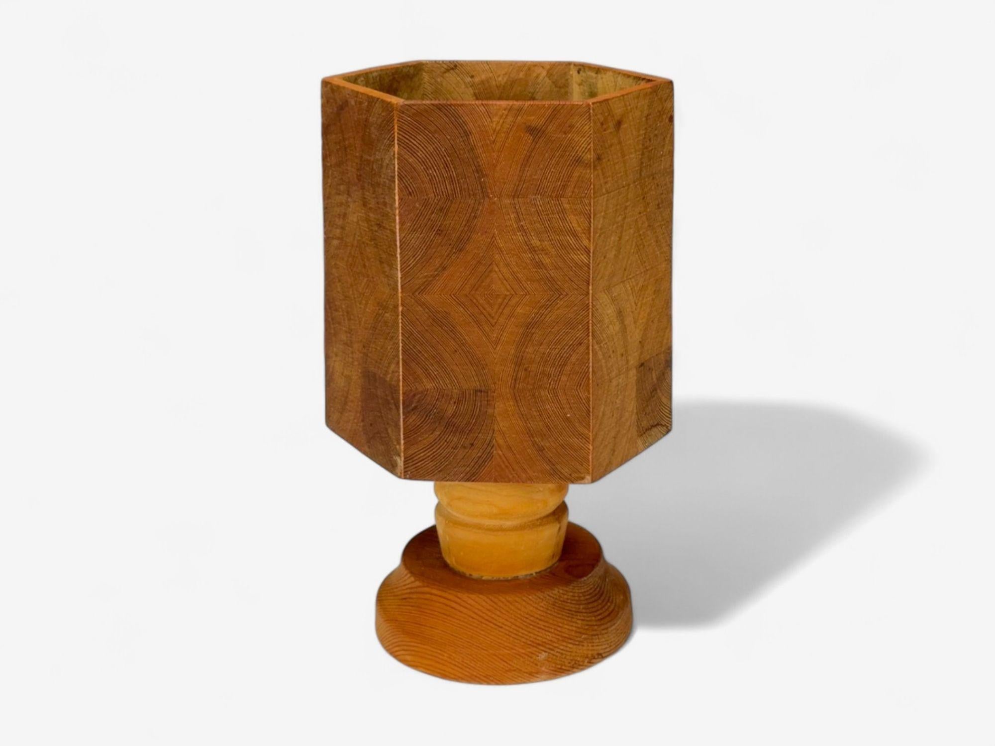 Lámpara de mesa orgánica, sueca, de pino, moderna de mediados de siglo, Suecia, años 70

Lámpara de sobremesa de pino, moderna y orgánica, diseñada y fabricada en Suecia en la década de 1970.

Pino, Suecia c. 1970

Se vende con