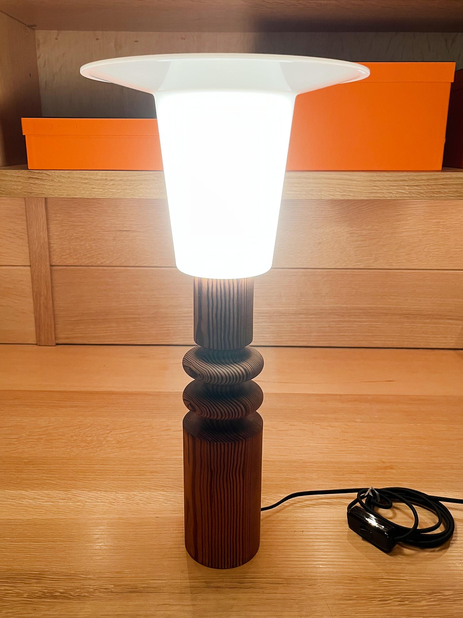 Swedish Modern Pinewood Table Lamp by Uno Kristiansson For Sale 7