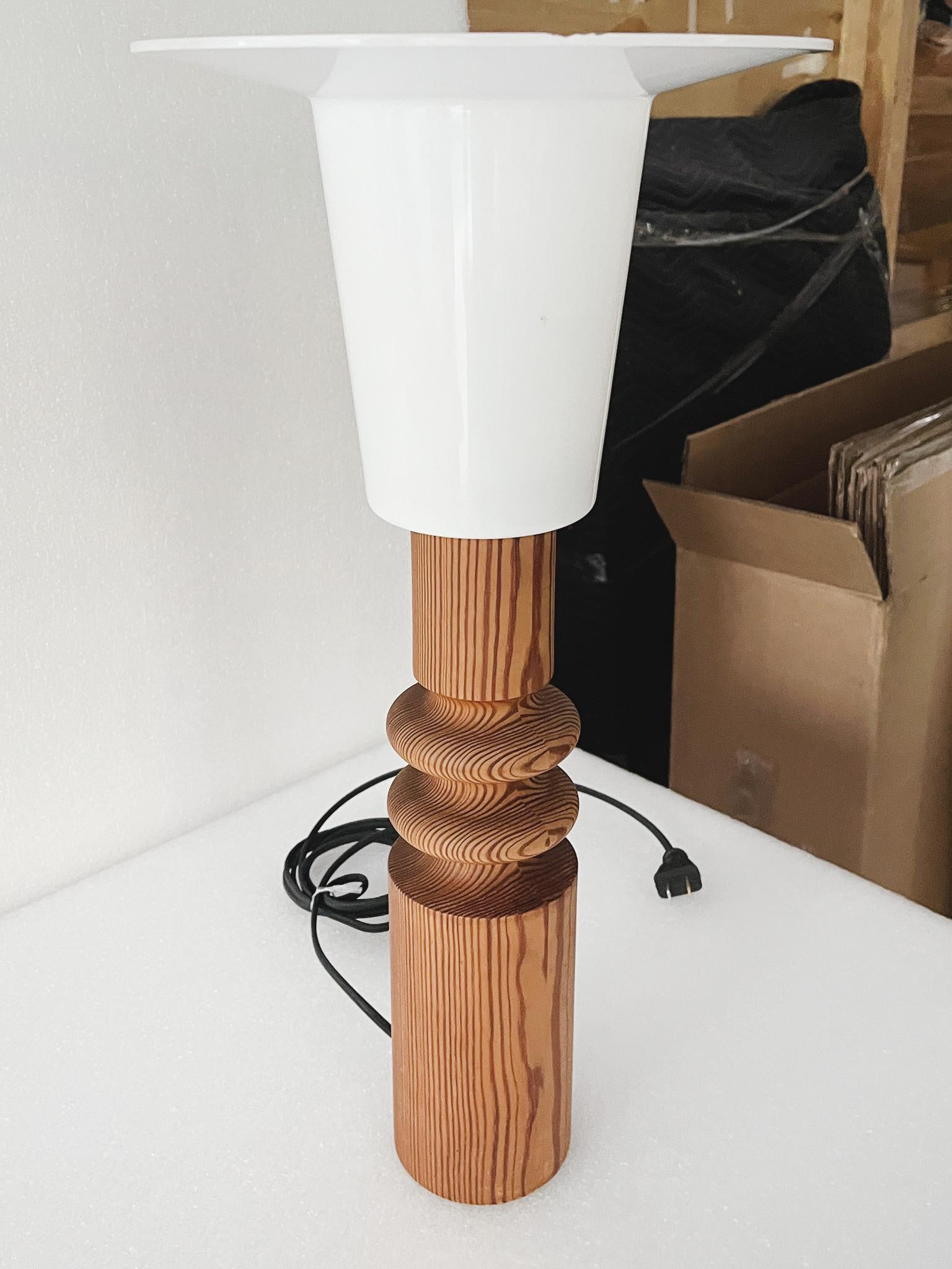 Scandinavian Modern Swedish Modern Pinewood Table Lamp by Uno Kristiansson For Sale