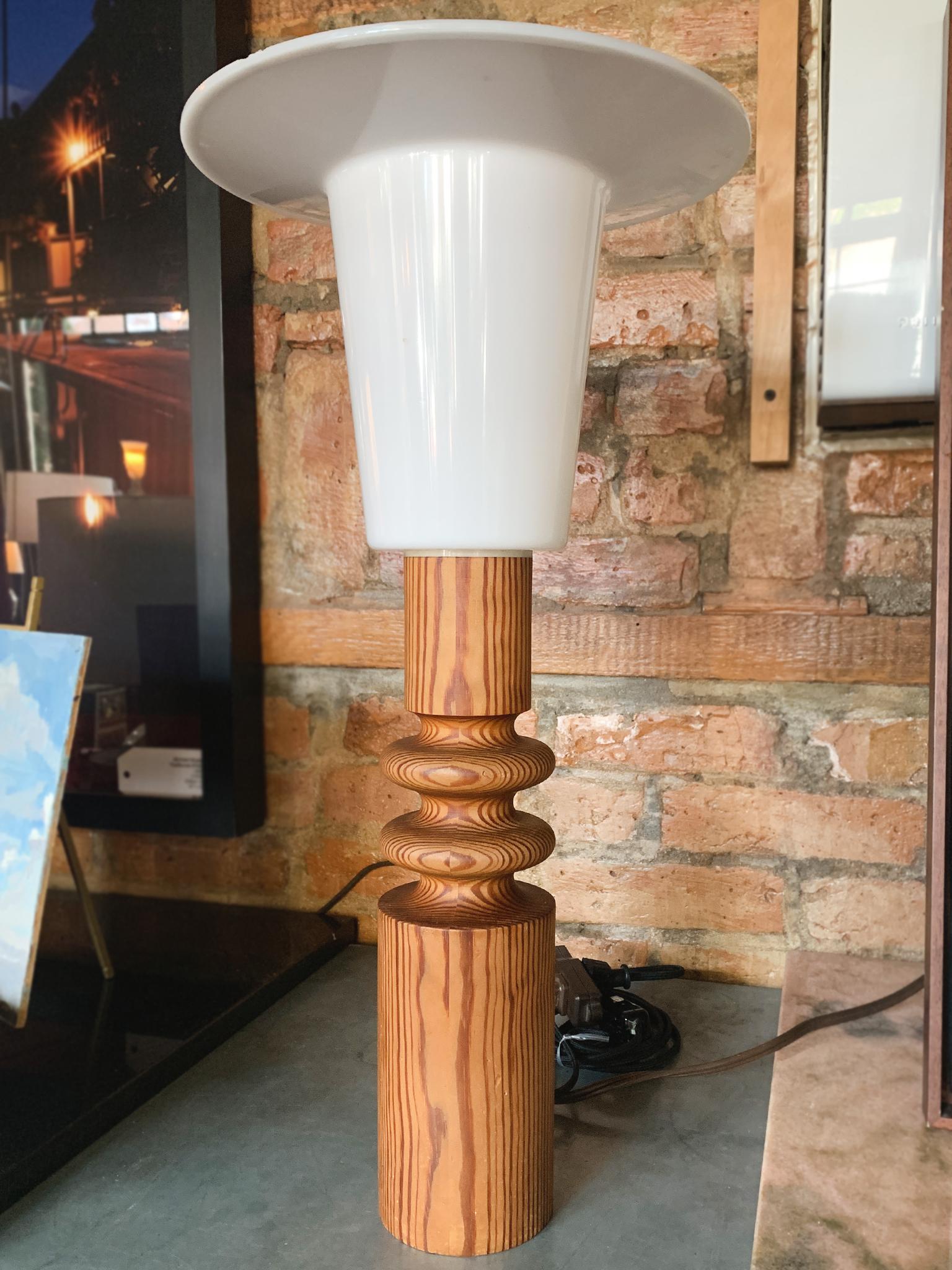 Swedish Modern Pinewood Table Lamp by Uno Kristiansson In Good Condition For Sale In New York, NY