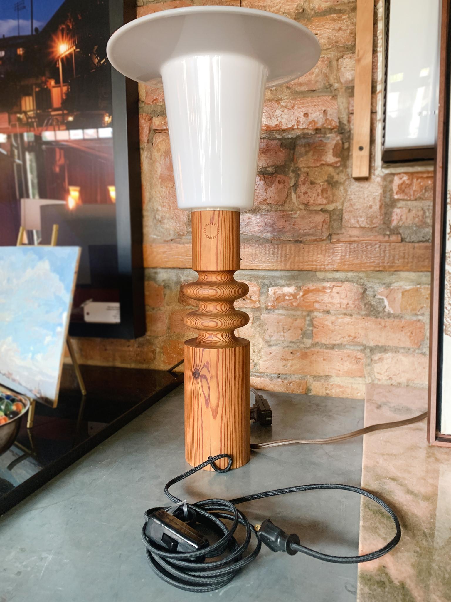 Late 20th Century Swedish Modern Pinewood Table Lamp by Uno Kristiansson For Sale