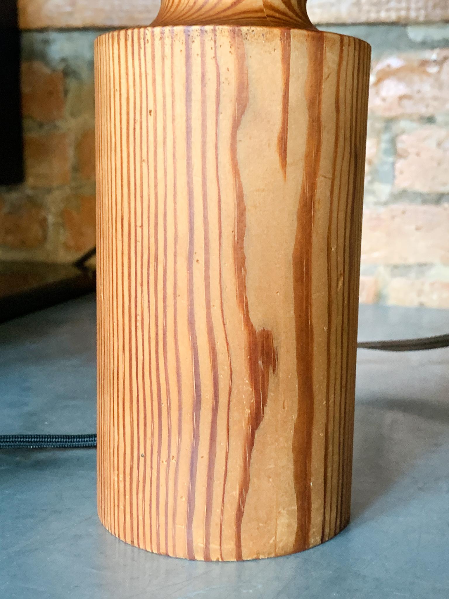 Swedish Modern Pinewood Table Lamp by Uno Kristiansson For Sale 2